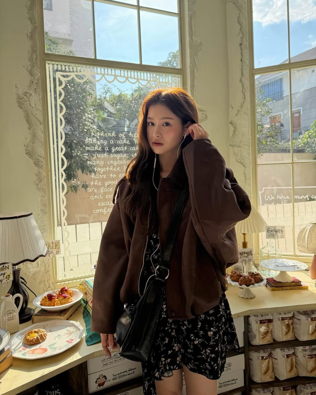 Nhanh chóng bắt kịp "cơn sốt" này, cô nàng Tiktoker Mai Hương đã có màn lên đồ cực phẩm, khiến netizen không khỏi xuýt xoa vì quá giống "bản gốc". Đăng tải loạt ảnh mới trên trang cá nhân, Mai Hương hài hước chia sẻ: "Top 1 ảo phim" (Ảnh: IGNV)