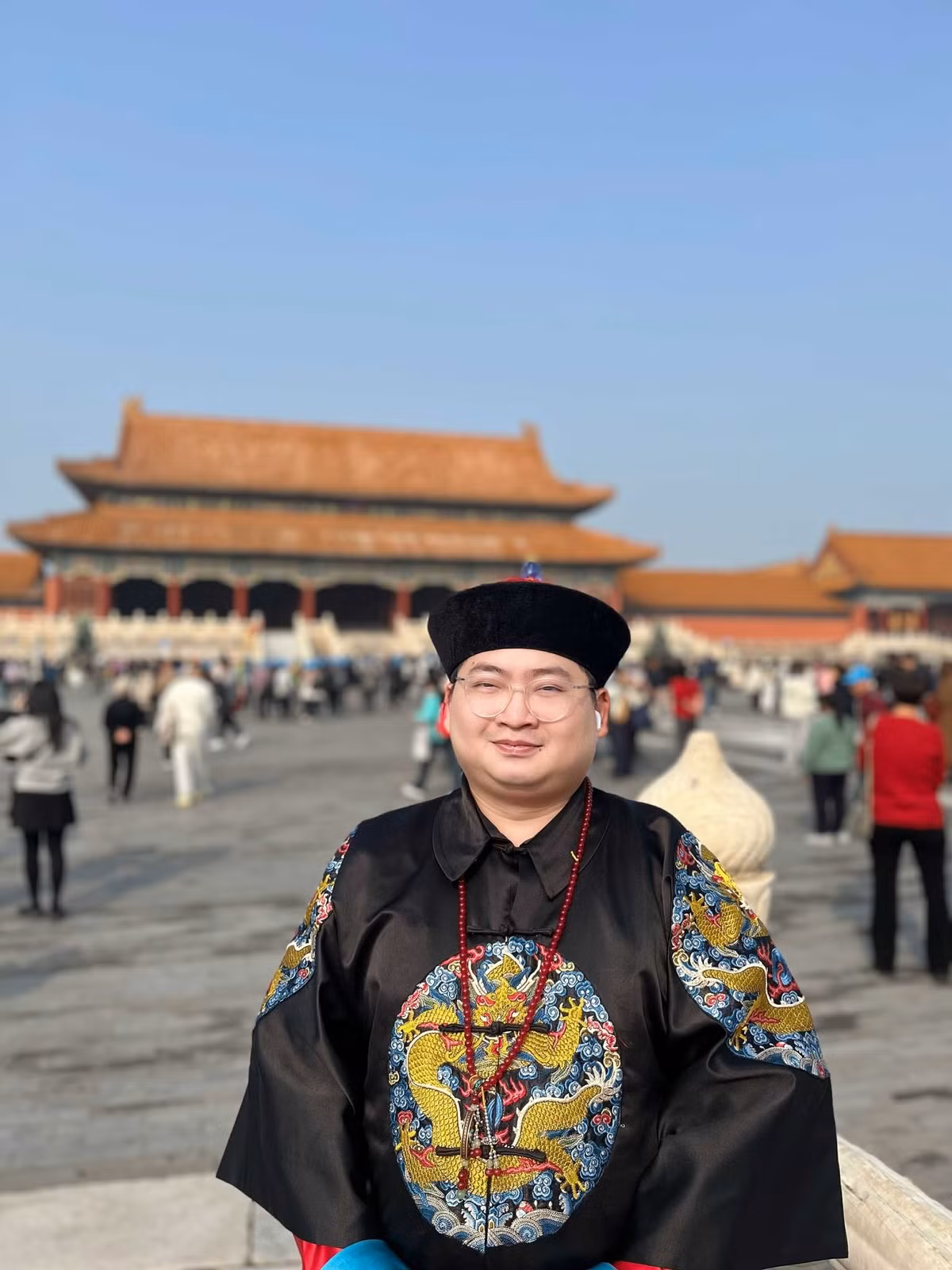 hoảnh khắc anh sải bước trong bộ cổ phục giữa không gian của Cố Cung đã thu hút sự tò mò và thích thú của nhiều du khách Trung Quốc, thậm chí còn nhận được lời khen ngợi về khí chất và sự phù hợp với trang phục.