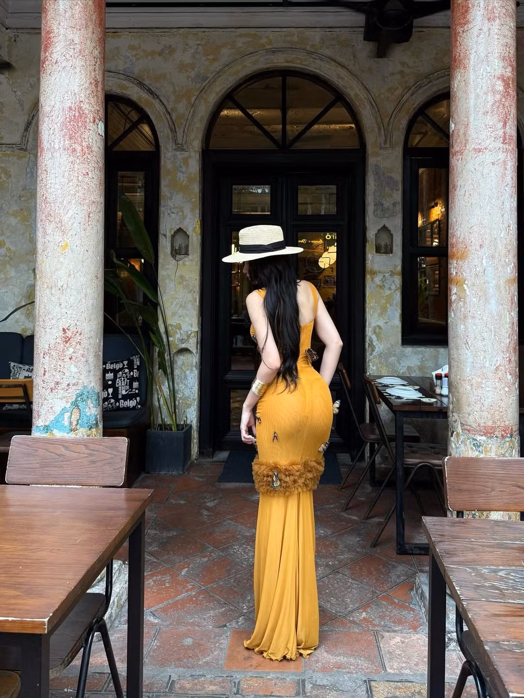 Cô nàng diện chiếc đầm dài hai dây ôm sát, mang sắc vàng mù tạt nổi bật. Thiết kế của chiếc váy được đánh giá là vô cùng táo bạo và tinh tế. (Ảnh: IGNV)