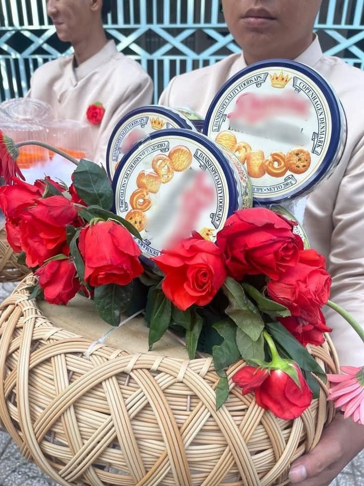 Ngay sau khi bài viết được chia sẻ, hàng ngàn bình luận từ cư dân mạng đã nổ ra. Đa số đều bày tỏ sự bức xúc thay cho gia chủ và không khỏi mỉa mai tay nghề của đơn vị cung cấp dịch vụ: "Nhìn cứ tưởng 1,8 triệu chứ không phải 18 triệu. Shop làm ăn quá thiếu tâm, ngày vui của người ta mà làm như trò đùa", "tráp này chắc phong cách thời đồ đá, săn bắt hái lượm hay sao mà nhìn hoang dã vậy?"