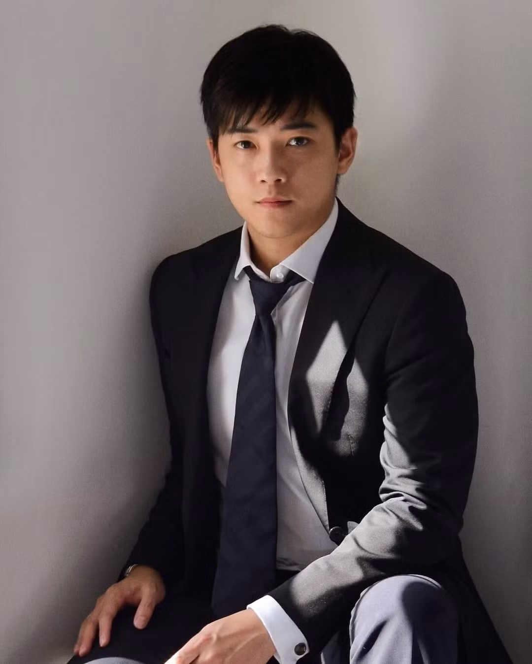 Chính vẻ bí ẩn, điềm đạm và sự thành công rực rỡ trong sự nghiệp thực tế tại London đã giúp anh giữ vững vị trí "nam thần" trong lòng công chúng. (Ảnh: IGNV)