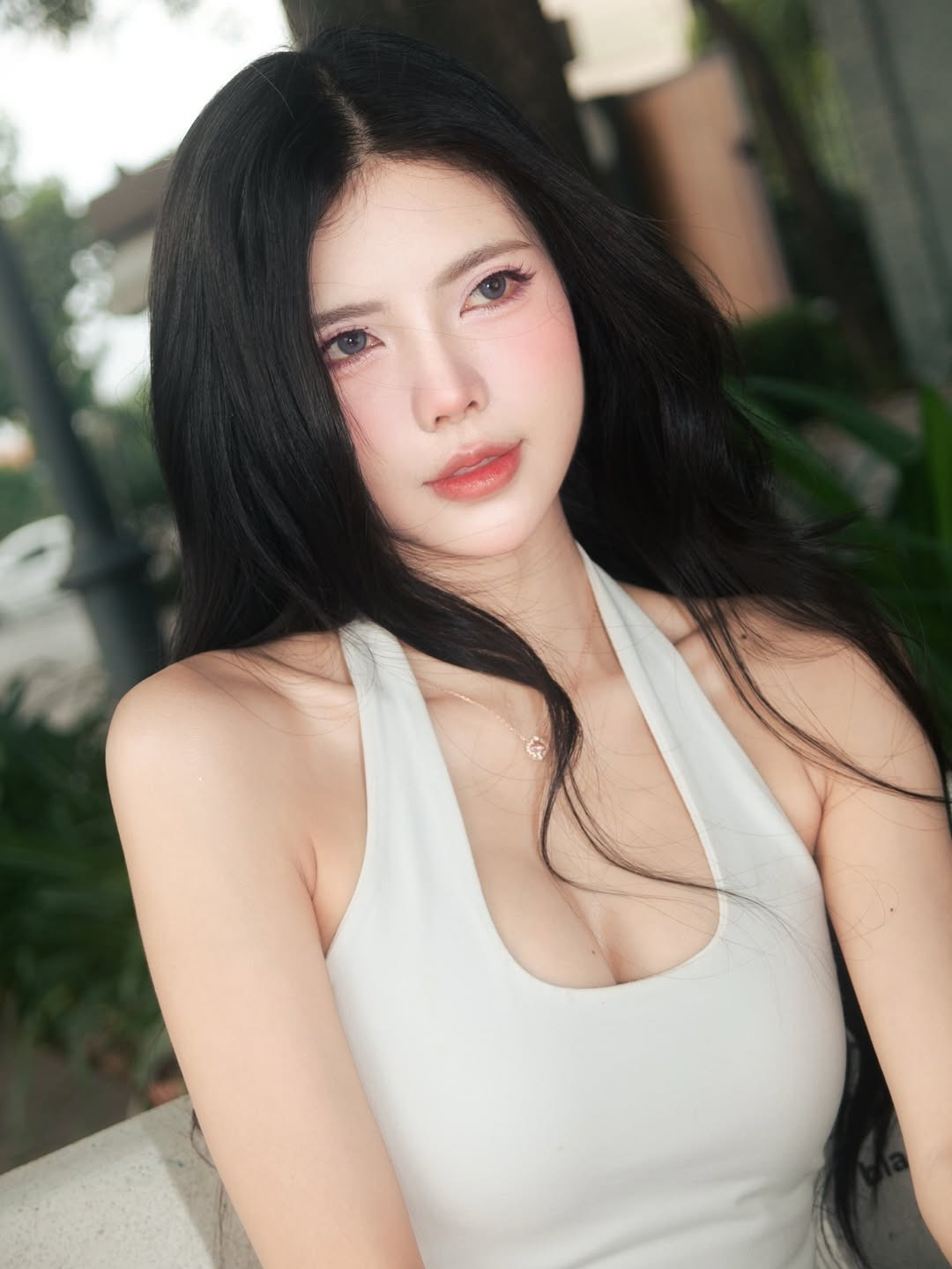 Kết hợp cùng quần jean ống suông cá tính, set đồ này không chỉ tôn lên vóc dáng cân đối mà còn mang đến vẻ ngoài trẻ trung, hiện đại. (Ảnh: IGNV)