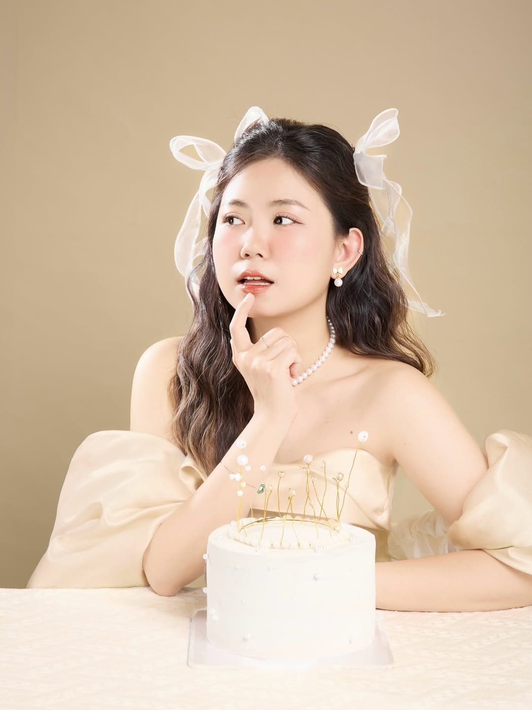 Mới đây, nữ phi công nổi tiếng Mạch Khanh (tên đầy đủ là Mạch Thị Thùy Khanh) đã khiến cộng đồng mạng một phen "trầm trồ" khi tung bộ ảnh mừng sinh nhật tuổi 29. Thay vì hình ảnh bộ quân phục nghiêm túc thường thấy trong buồng lái, cô nàng xuất hiện với diện mạo chuẩn "nàng thơ" khiến người xem khó lòng rời mắt. (Ảnh: IGNV)