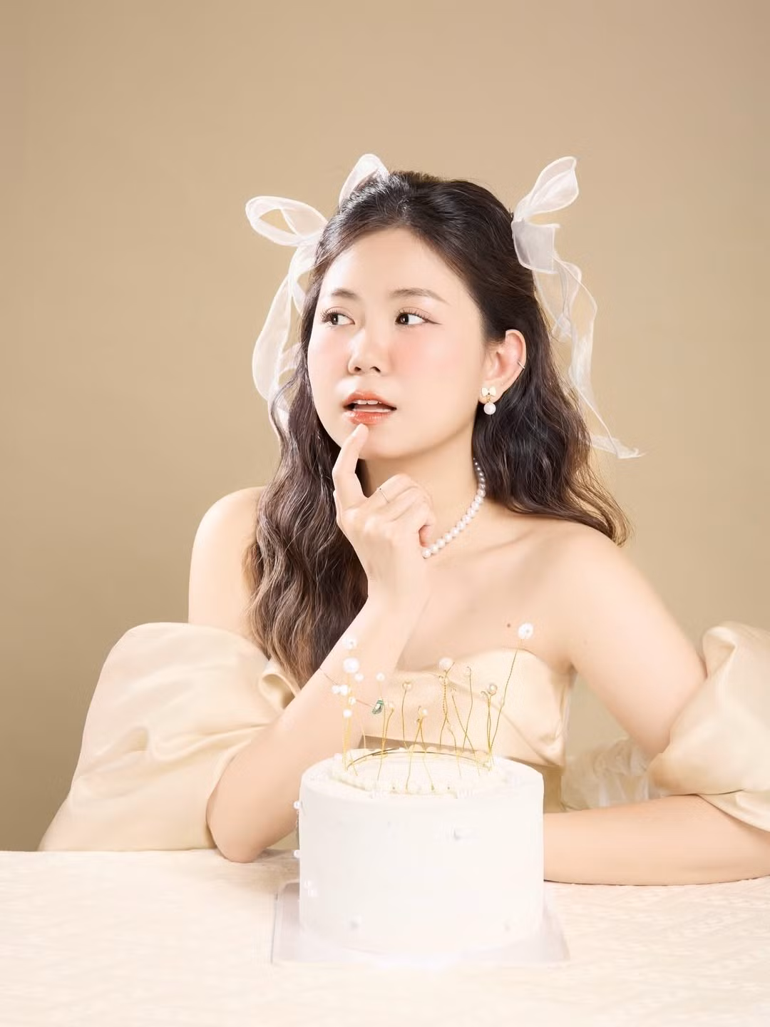 Mới đây, nữ phi công nổi tiếng Mạch Khanh (tên đầy đủ là Mạch Thị Thùy Khanh) đã khiến cộng đồng mạng một phen "trầm trồ" khi tung bộ ảnh mừng sinh nhật tuổi 29. Thay vì hình ảnh bộ quân phục nghiêm túc thường thấy trong buồng lái, cô nàng xuất hiện với diện mạo chuẩn "nàng thơ" khiến người xem khó lòng rời mắt. (Ảnh: IGNV)