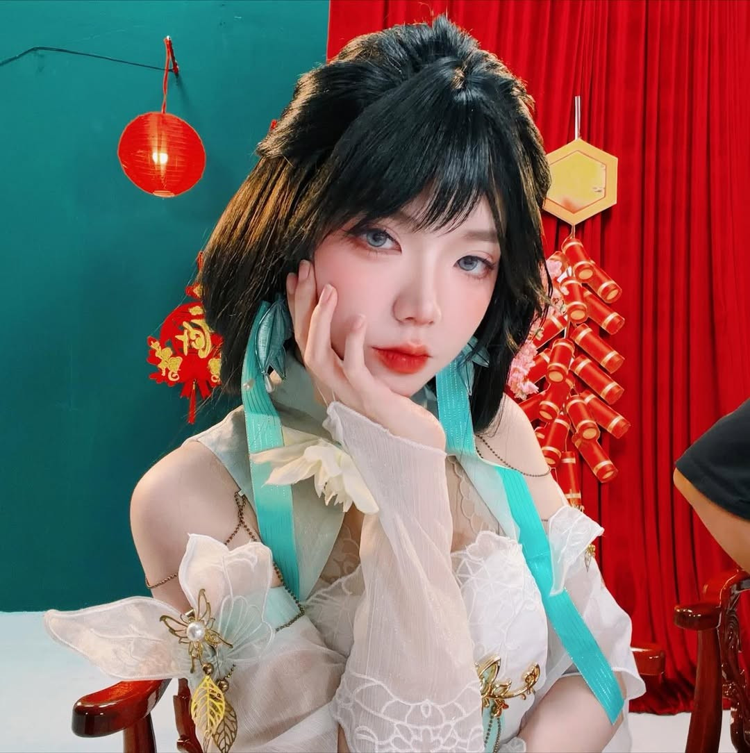 Tuy nhiên, mới đây, nữ streamer đã khiến cộng đồng fan "thổn thức" khi tung ra một bộ ảnh cosplay với diện mạo hoàn toàn khác lạ: mái tóc đen nhánh cổ điển. Cô nàng cũng bày tỏ nỗi nhớ nhung với mái tóc đen: "Okay now I want my black hair back" (Được rồi giờ tôi muốn trở lại màu tóc đen). (Ảnh: IGNV)