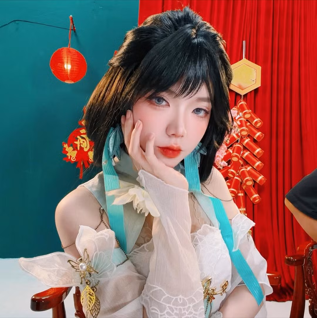 Tuy nhiên, mới đây, nữ streamer đã khiến cộng đồng fan "thổn thức" khi tung ra một bộ ảnh cosplay với diện mạo hoàn toàn khác lạ: mái tóc đen nhánh cổ điển. Cô nàng cũng bày tỏ nỗi nhớ nhung với mái tóc đen: "Okay now I want my black hair back" (Được rồi giờ tôi muốn trở lại màu tóc đen). (Ảnh: IGNV)