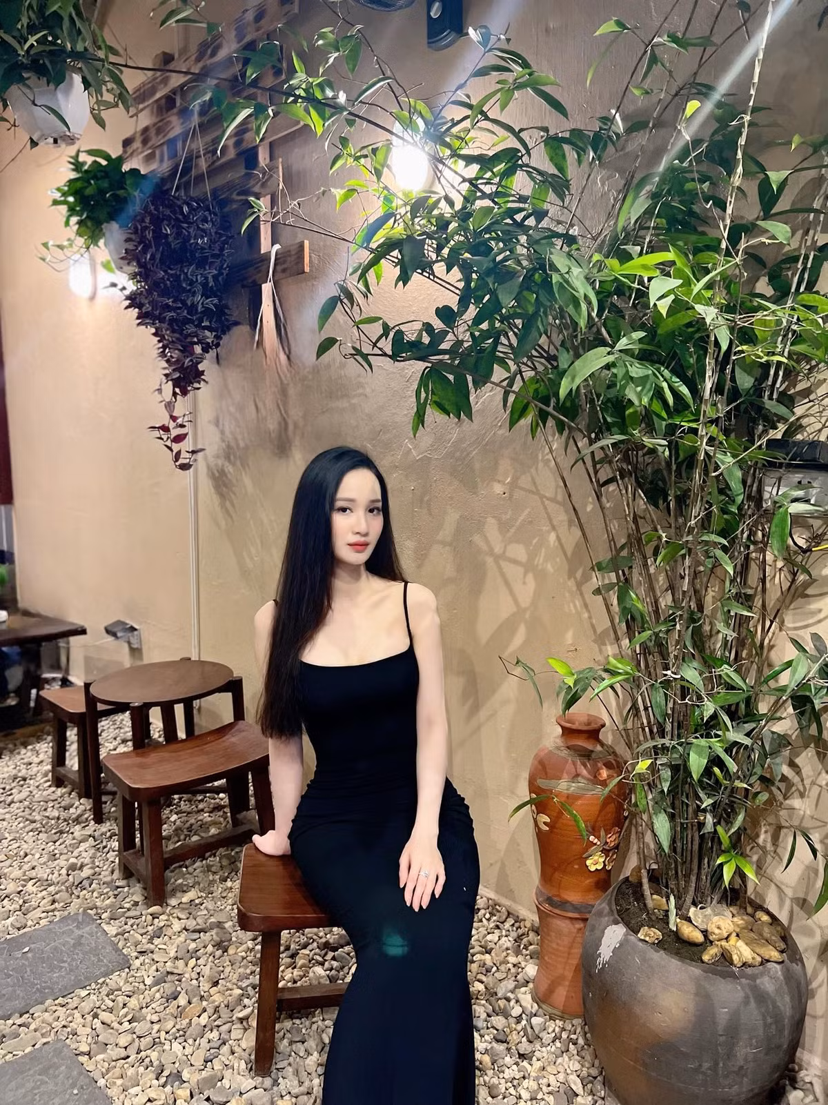 Trong những hình ảnh đời thường, Hồng Ngọc được khen ngợi về nhan sắc và gu ăn mặc.