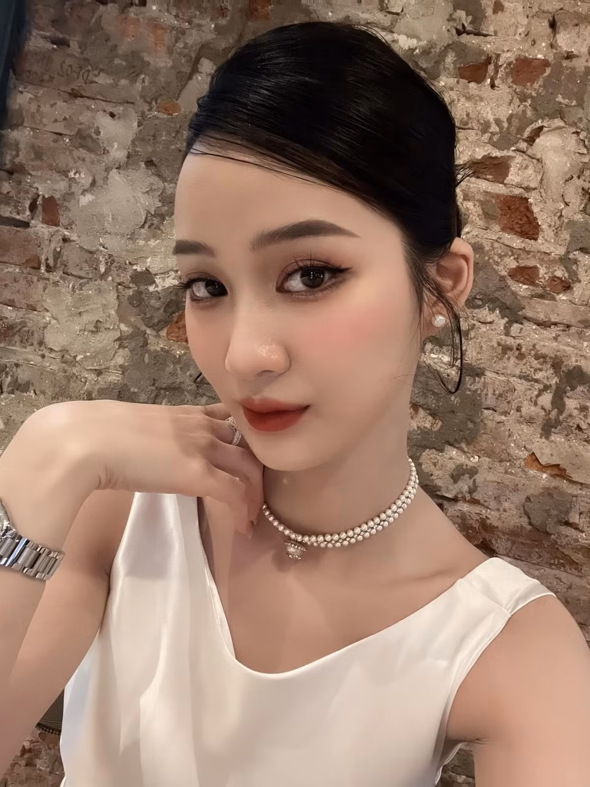 Tuy nhiên, sau khi tốt nghiệp THPT, Hồng Ngọc theo học chuyên ngành kế toán theo định hướng gia đình. Chỉ khi kết thúc 4 năm đại học, cô mới nhận ra đam mê thực sự.