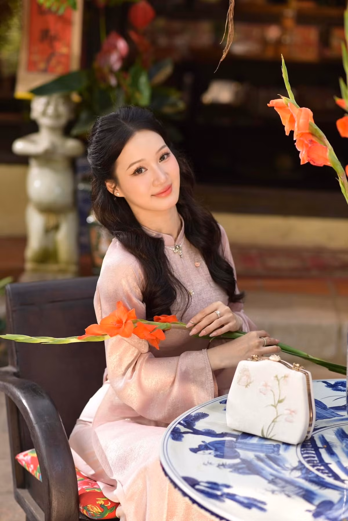 Với 6 năm kinh nghiệm trong nghề, Hồng Ngọc đã trải qua một hành trình dài để thực hiện ước mơ từ thời học cấp 3. Khi còn nhỏ, nhìn thấy các tiếp viên hàng không sải bước tự tin tại sân bay, cô đã ấp ủ ước mơ được khoác lên mình bộ đồng phục chỉn chu.