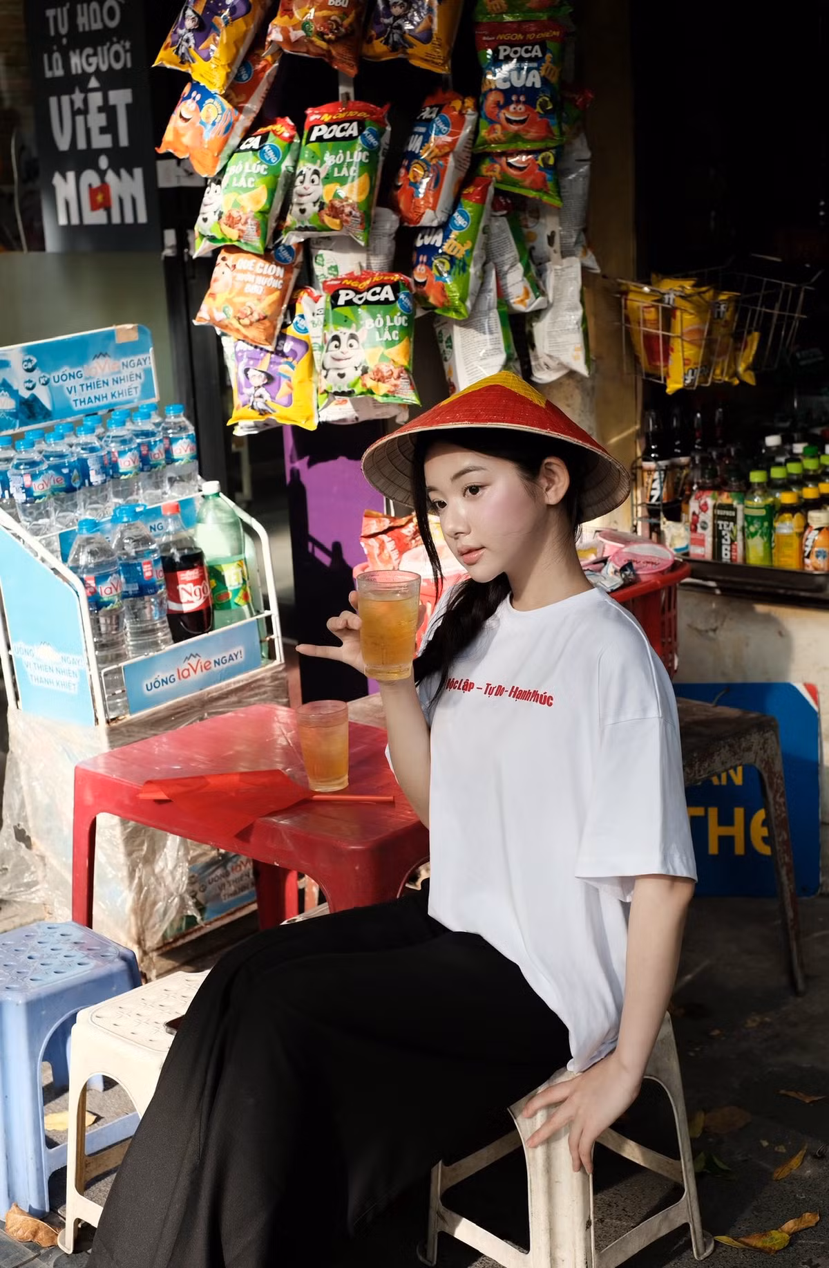 Những bức ảnh được chụp tại các quán trà chanh, quán cóc vỉa hè, tái hiện một góc phố Hà Nội rất đỗi quen thuộc, giản dị nhưng tràn đầy sức sống. (Ảnh: FBNV)