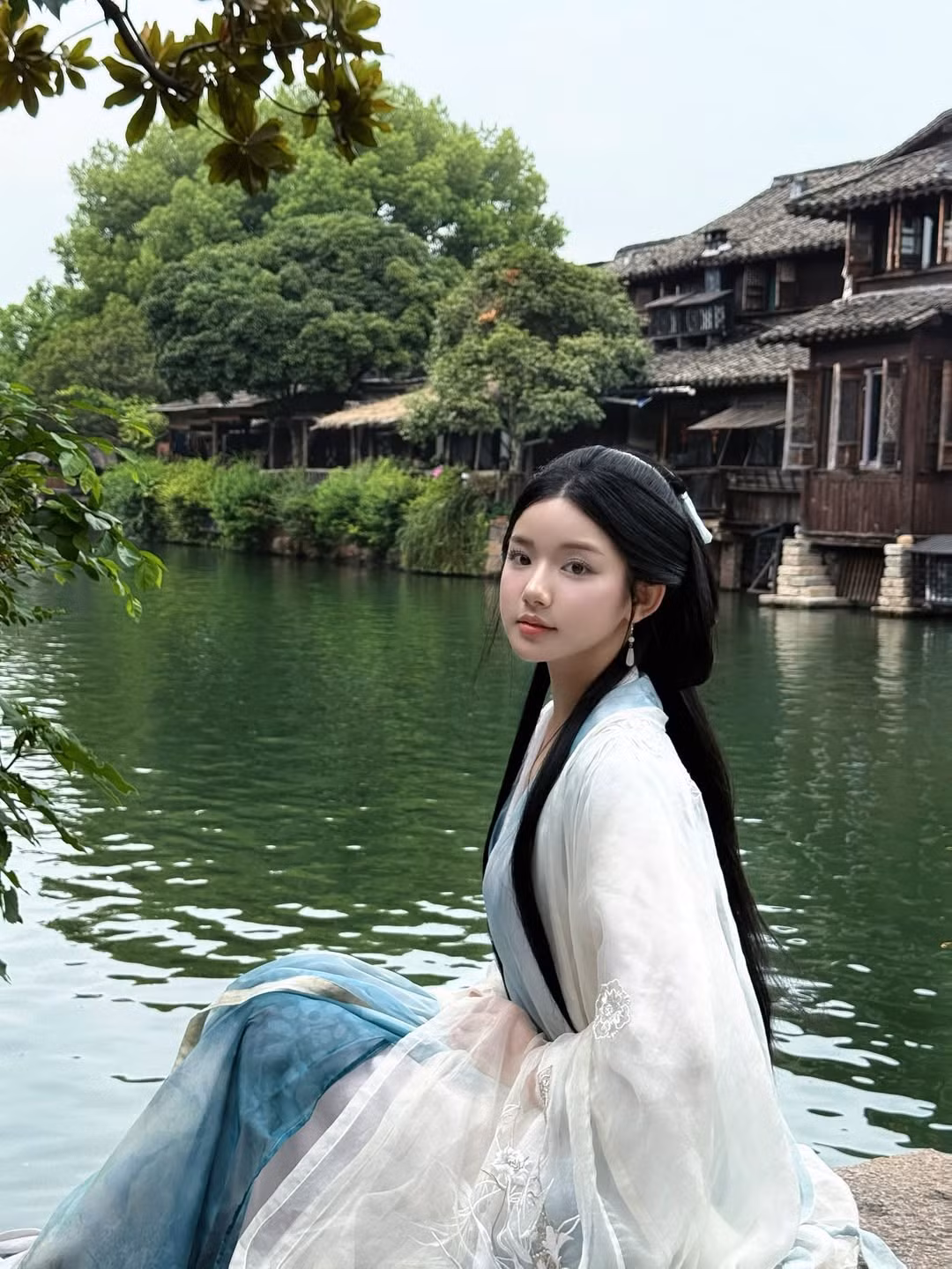 Những mái ngói cong đặc trưng, tường gạch cũ kỹ và những cây liễu rủ bên bờ sông đều hòa quyện tạo nên một không gian thơ mộng, như đưa người xem vào những thước phim cổ trang. (Ảnh: IGNV)