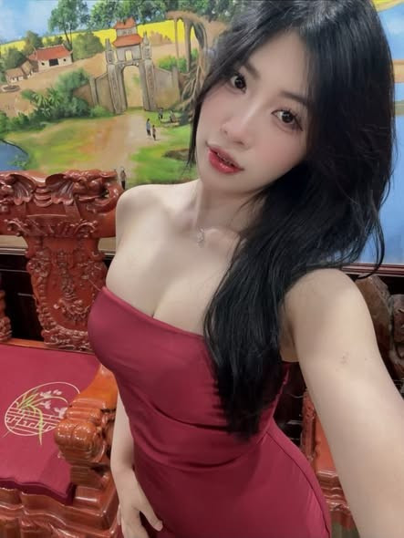 Dù đối đầu với một vận động viên chuyên nghiệp, Anh Thơ vẫn thể hiện sự tự tin, kỹ thuật điêu luyện và sức bền đáng nể. Hình ảnh một cô gái trẻ với gương mặt thanh tú nhưng lại cực kỳ mạnh mẽ trong bộ đồ vật chuyên dụng đã phá vỡ mọi định kiến về bộ môn vốn được coi là của phái mạnh này. (Ảnh: FBNV)