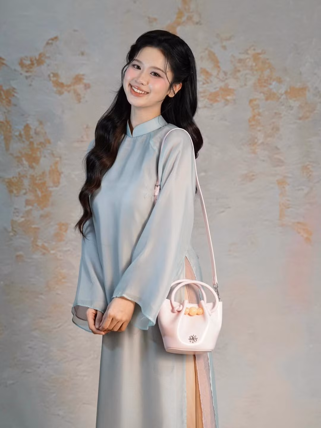 Điểm nhấn của bộ trang phục nằm ở phần tay áo phối voan tầng cùng các tà áo thướt tha với các tông màu pastel dịu mắt, tạo nên tổng thể vừa cổ điển vừa hiện đại. (Ảnh: IGNV)