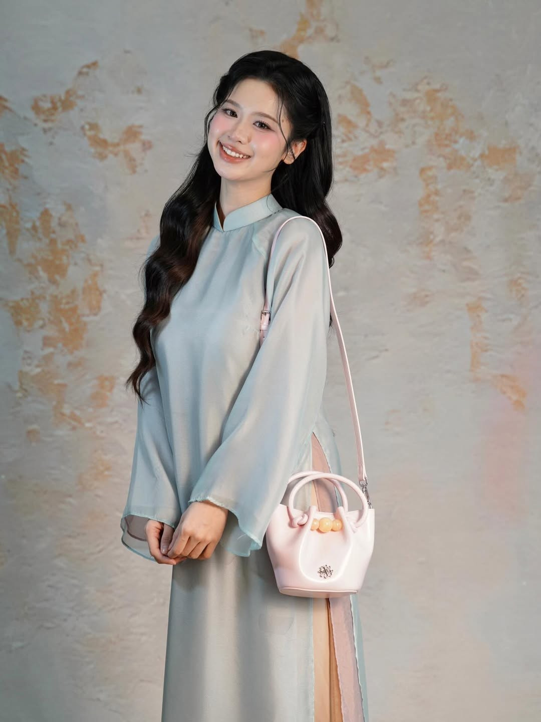 Điểm nhấn của bộ trang phục nằm ở phần tay áo phối voan tầng cùng các tà áo thướt tha với các tông màu pastel dịu mắt, tạo nên tổng thể vừa cổ điển vừa hiện đại. (Ảnh: IGNV)