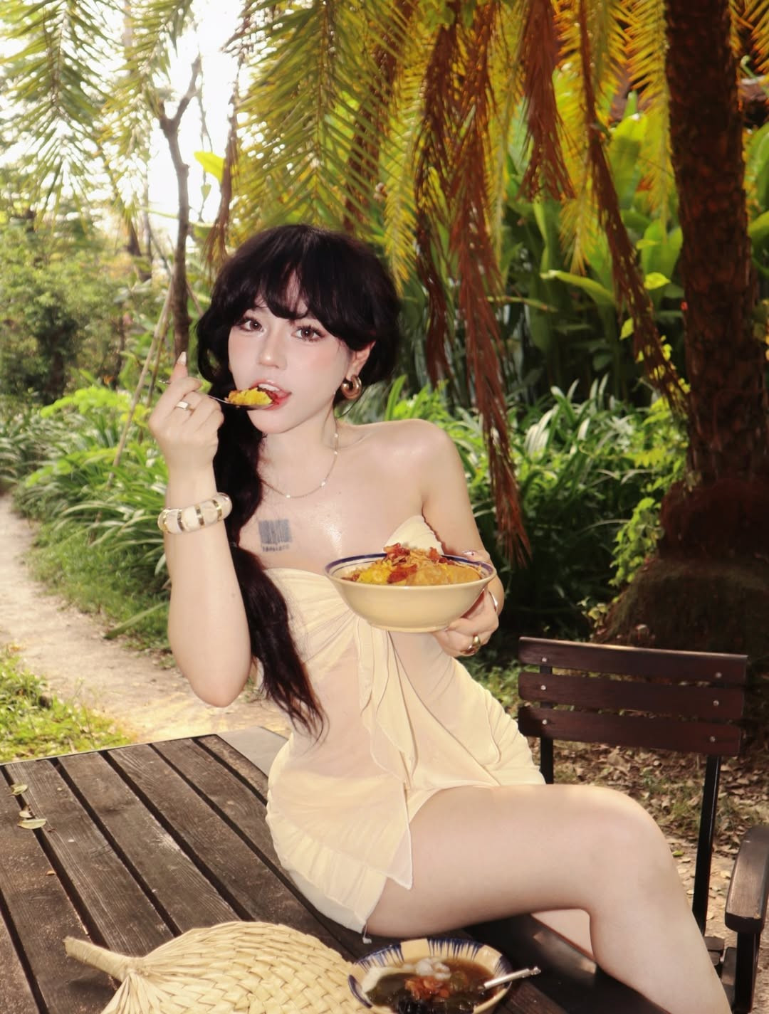 Sự kết hợp giữa tông màu trang phục nhã nhặn và bối cảnh sân vườn xanh mướt tạo nên một tổng thể vừa thanh khiết, vừa lôi cuốn. (Ảnh: IGNV)