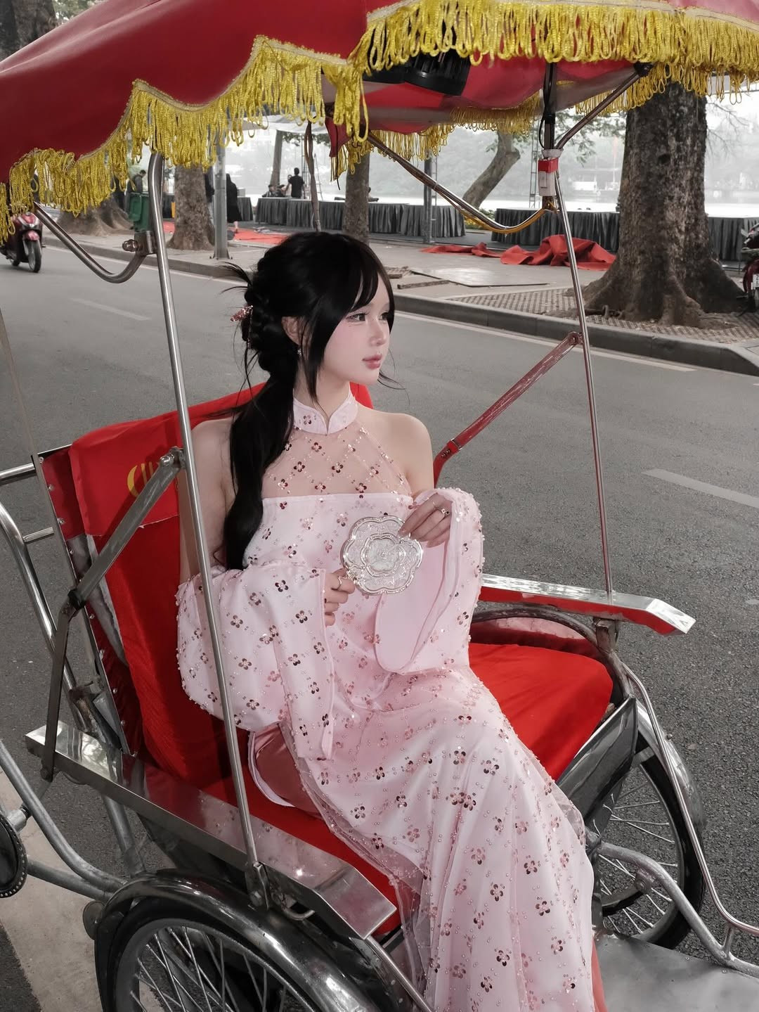 Áo dài tay rộng, cánh tiên được thiết kế rời mang hơi hướng cổ trang nhưng vẫn giữ được nét duyên dáng, hiện đại. Phần cổ yếm bên trong kết hợp cùng cổ áo dài truyền thống tạo nên một tổng thể vừa quyến rũ vừa kín đáo. (Ảnh: IGNV)