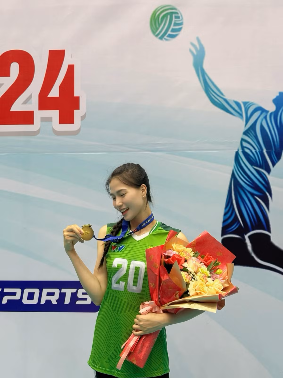 Bức ảnh nhanh chóng nhận được “cơn mưa” lời khen từ cư dân mạng. Nhiều người nhận xét rằng, dù không cầu kỳ trong ăn mặc hay tạo dáng, Lữ Thị Phương vẫn khiến người xem “xao xuyến” bởi sự tinh tế và thần thái rất riêng. Một vẻ đẹp “gây thương nhớ” không ồn ào, đúng chuẩn mẫu hình lý tưởng trong mắt nhiều fan thể thao.