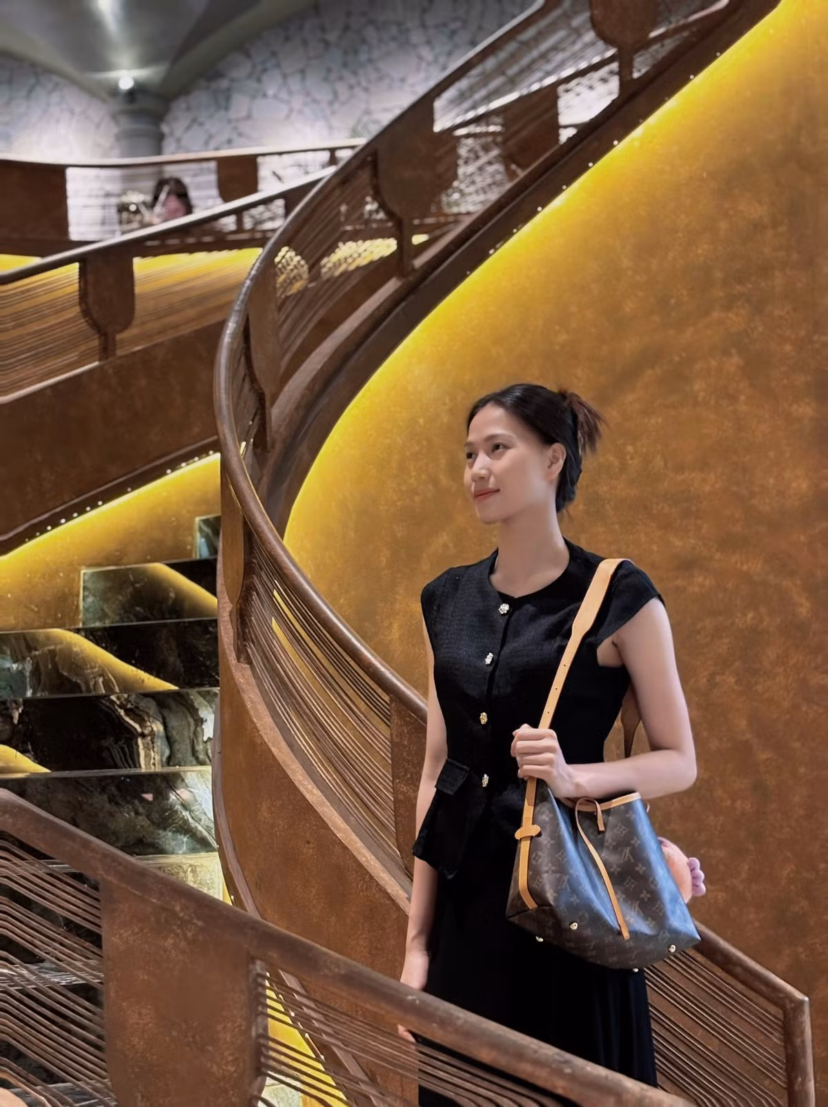 Trong bức ảnh mới được chia sẻ, Lữ Thị Phương xuất hiện với diện mạo hoàn toàn khác lạ – không phải là vận động viên máu lửa trên sân mà là một cô gái nền nã, nhẹ nhàng giữa không gian sang trọng. Diện set đồ đen tối giản với áo sát tay, khuy cài tinh tế kết hợp cùng túi xách Louis Vuitton, cô nàng khéo léo khoe vóc dáng cao ráo, thần thái đĩnh đạc nhưng không kém phần nữ tính.