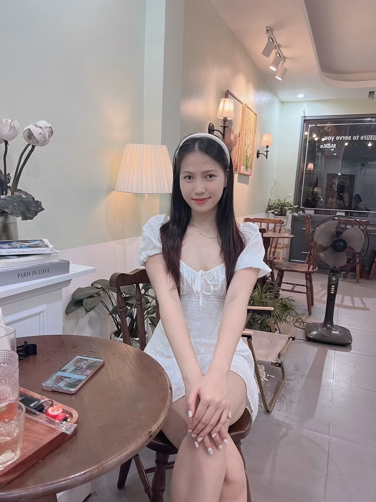 Dù không hoạt động sôi nổi trên mạng xã hội như nhiều hot girl, nhưng mỗi lần Lữ Thị Phương chia sẻ khoảnh khắc đời thường đều nhận được nhiều sự chú ý và lời khen từ cộng đồng mạng.