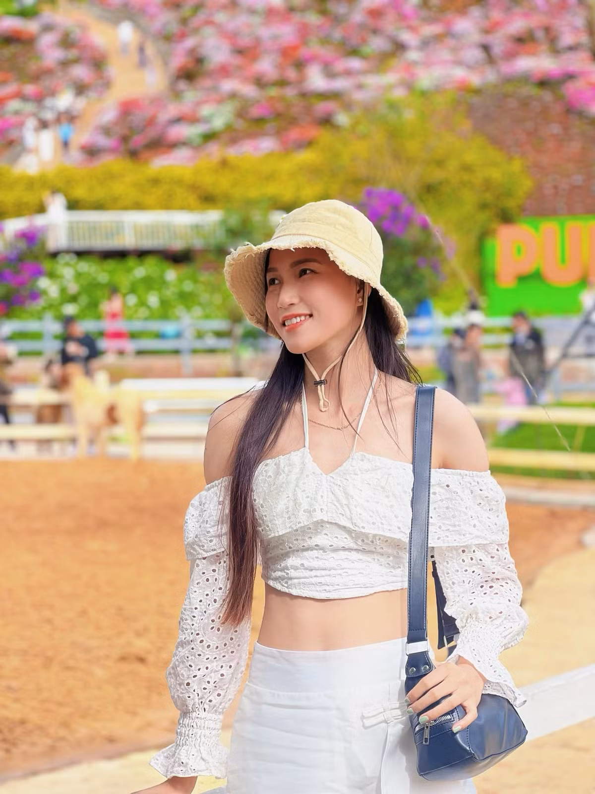 Trái với hình ảnh mạnh mẽ, giàu năng lượng trên sân đấu, ngoài đời Lữ Thị Phương theo đuổi phong cách thời trang tinh giản, thanh lịch nhưng vẫn toát lên khí chất hiện đại.