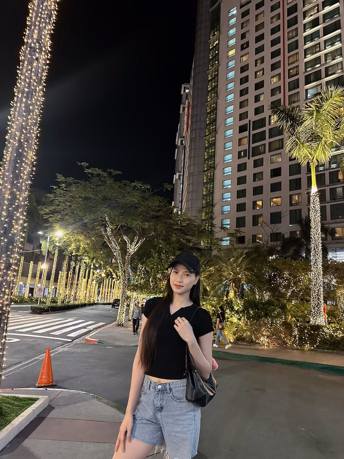 Sở hữu chiều cao 1m81, tay đập sinh năm 2002 nổi bật mỗi khi xuất hiện.