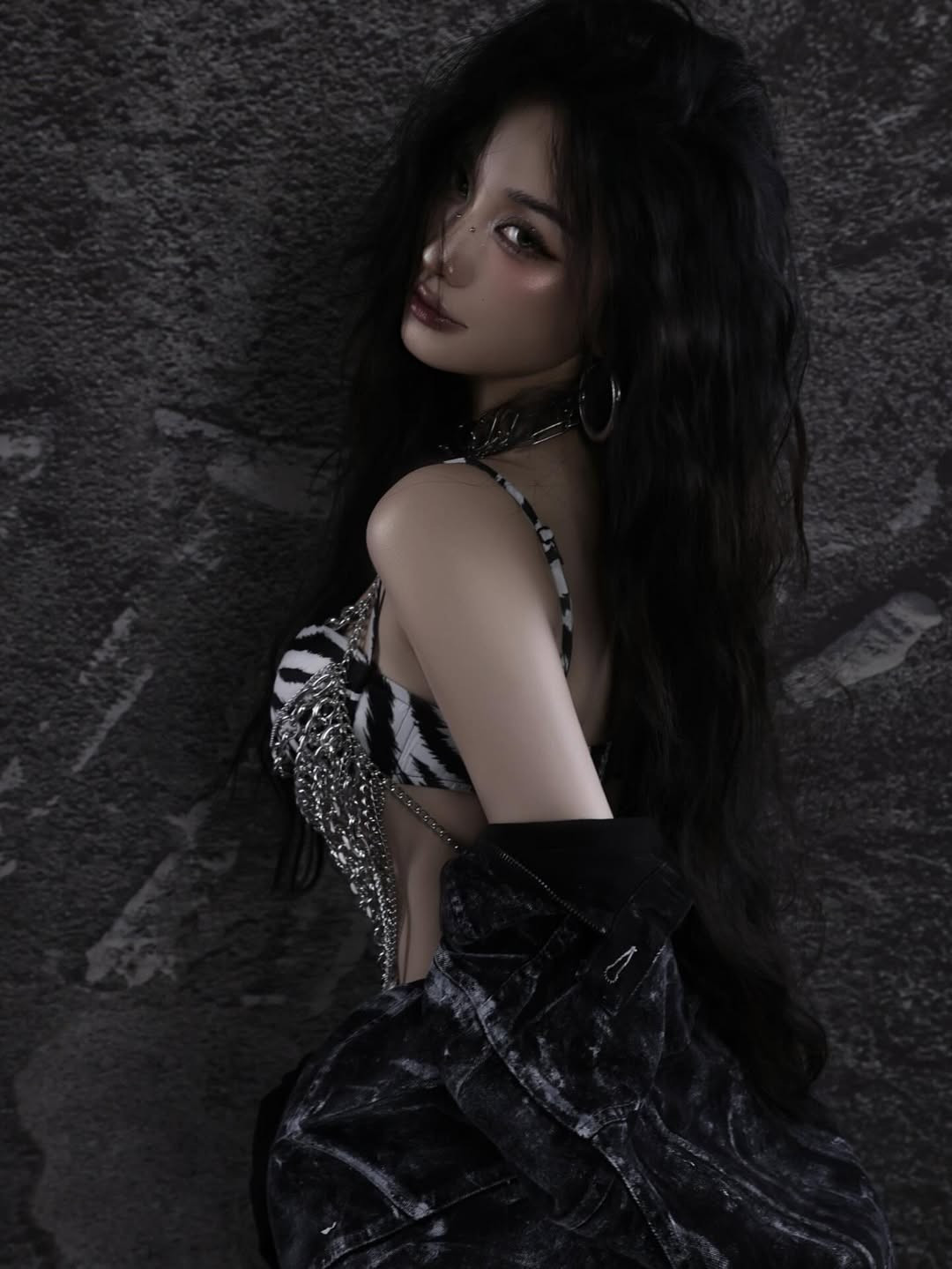 Không chỉ dừng lại ở danh xưng hot girl, Jun Vũ khẳng định mình qua các vai diễn trong Tháng năm rực rỡ, Người bất tử, Gái già lắm chiêu... Khả năng biểu cảm trước ống kính của cô trong bộ ảnh mới này được đánh giá là ngày càng mặn mà và có chiều sâu. (Ảnh: IGNV)