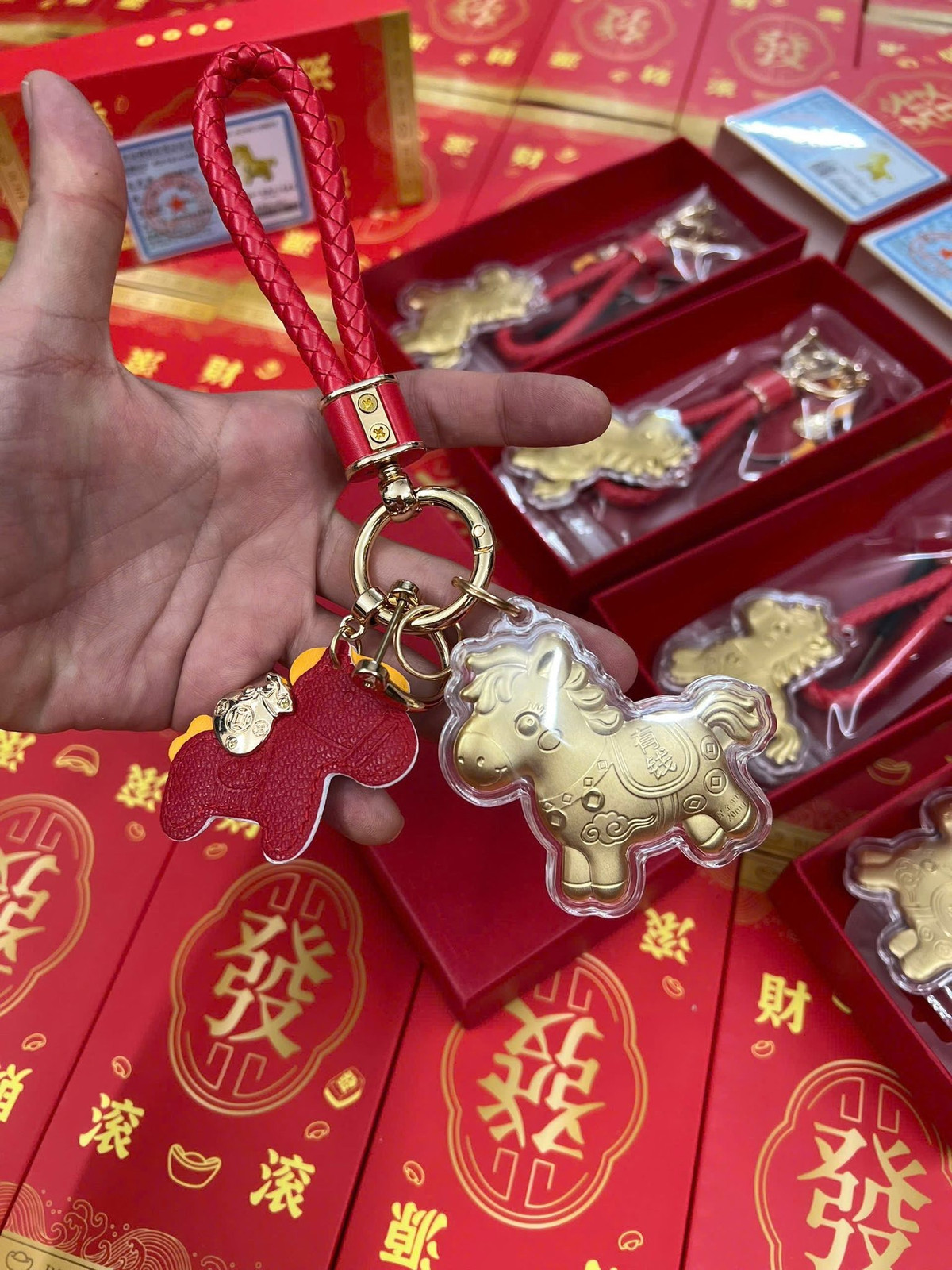 Bên cạnh đó, thay vì phong bao tiền mặt truyền thống, nhiều người chọn tặng kèm một chiếc móc khóa ngựa như một lời chúc may mắn thiết thực, có thể lưu giữ lâu dài.