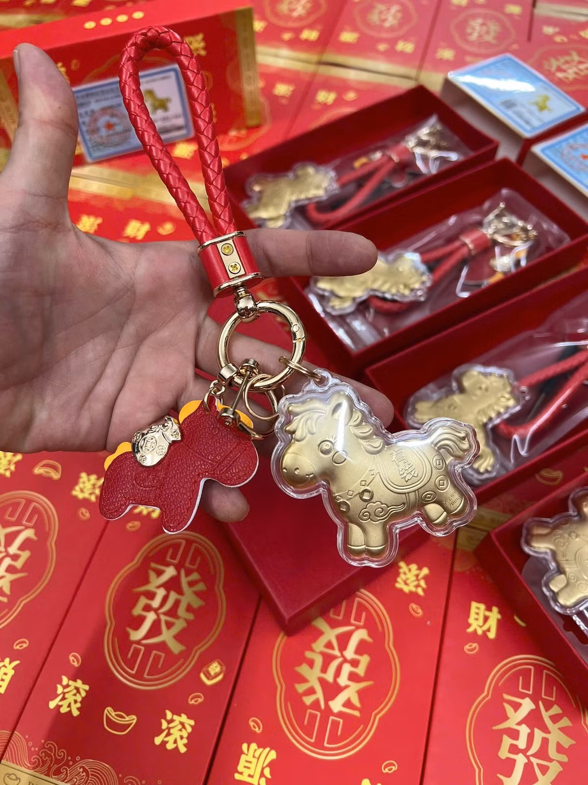 Bên cạnh đó, thay vì phong bao tiền mặt truyền thống, nhiều người chọn tặng kèm một chiếc móc khóa ngựa như một lời chúc may mắn thiết thực, có thể lưu giữ lâu dài.