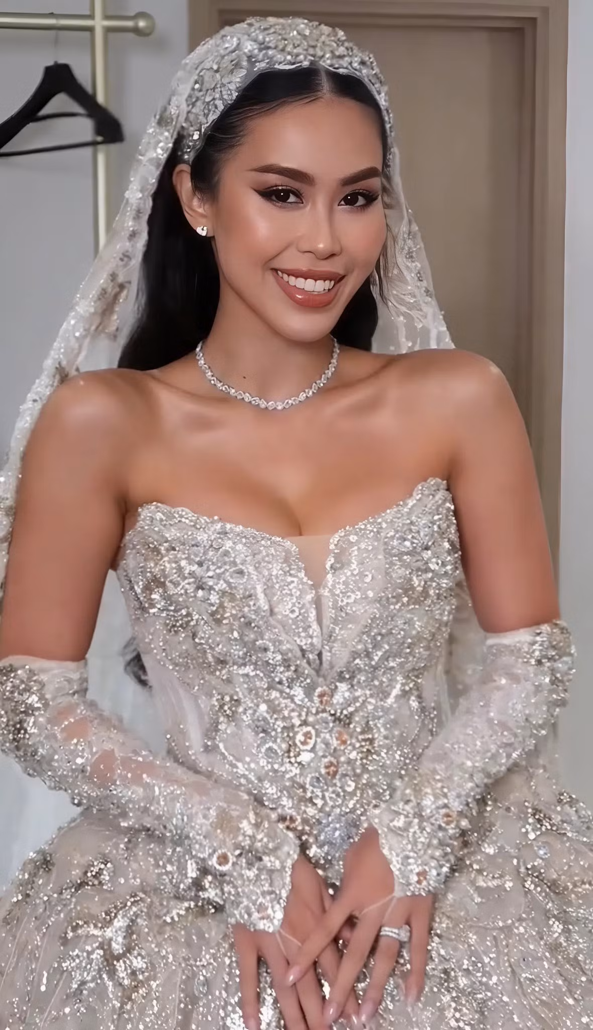 Xuất hiện tại lễ cưới, cô dâu Tiên Nguyễn hóa thân thành nàng công chúa lộng lẫy trong chiếc váy cưới cúp ngực đính kết tỉ mỉ bởi rất nhiều viên đá và pha lê. Thiết kế dáng ball-gown (váy xòe rộng, bồng bềnh), sử dụng lớp vải tulle, voan cao cấp. Bộ váy được làm riêng theo vóc dáng, số đo, tôn đường cong của cô dâu. (Ảnh: Hàng Thanh Thiện)