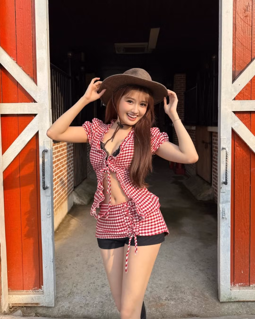 Việc liên tục thay đổi hình ảnh từ nữ sinh trong sáng đến cô nàng quyến rũ, cá tính giúp Vũ Thị Khánh Huyền duy trì được sức nóng của mình trên các nền tảng mạng xã hội. (Ảnh: IGNV)