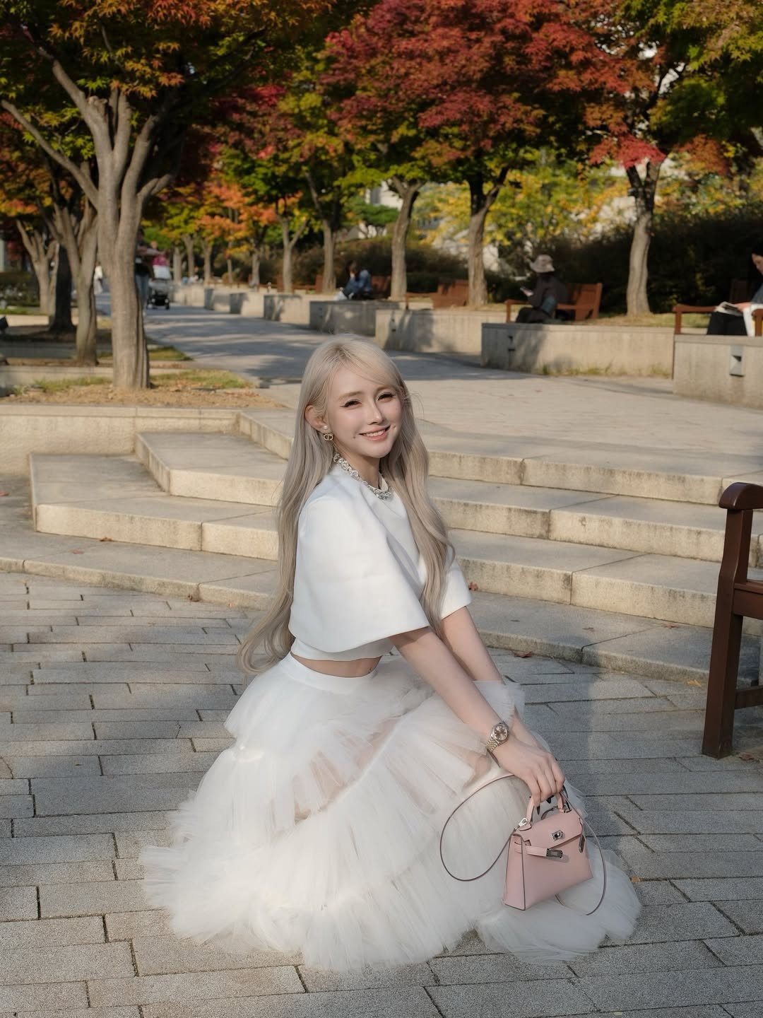 Hiện tại, cô nàng cũng sở hữu một thương hiệu thời trang thiết kế riêng và thường làm mẫu cho các bộ sưu tập của mình.(Ảnh: IGNV)