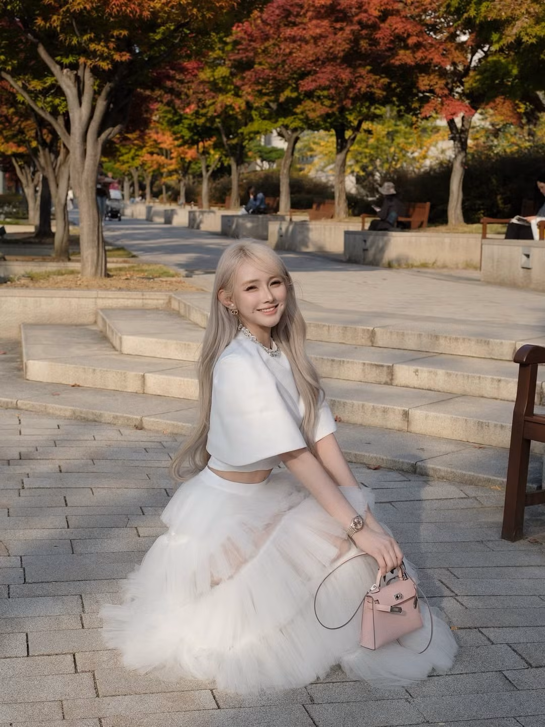 Hiện tại, cô nàng cũng sở hữu một thương hiệu thời trang thiết kế riêng và thường làm mẫu cho các bộ sưu tập của mình.(Ảnh: IGNV)