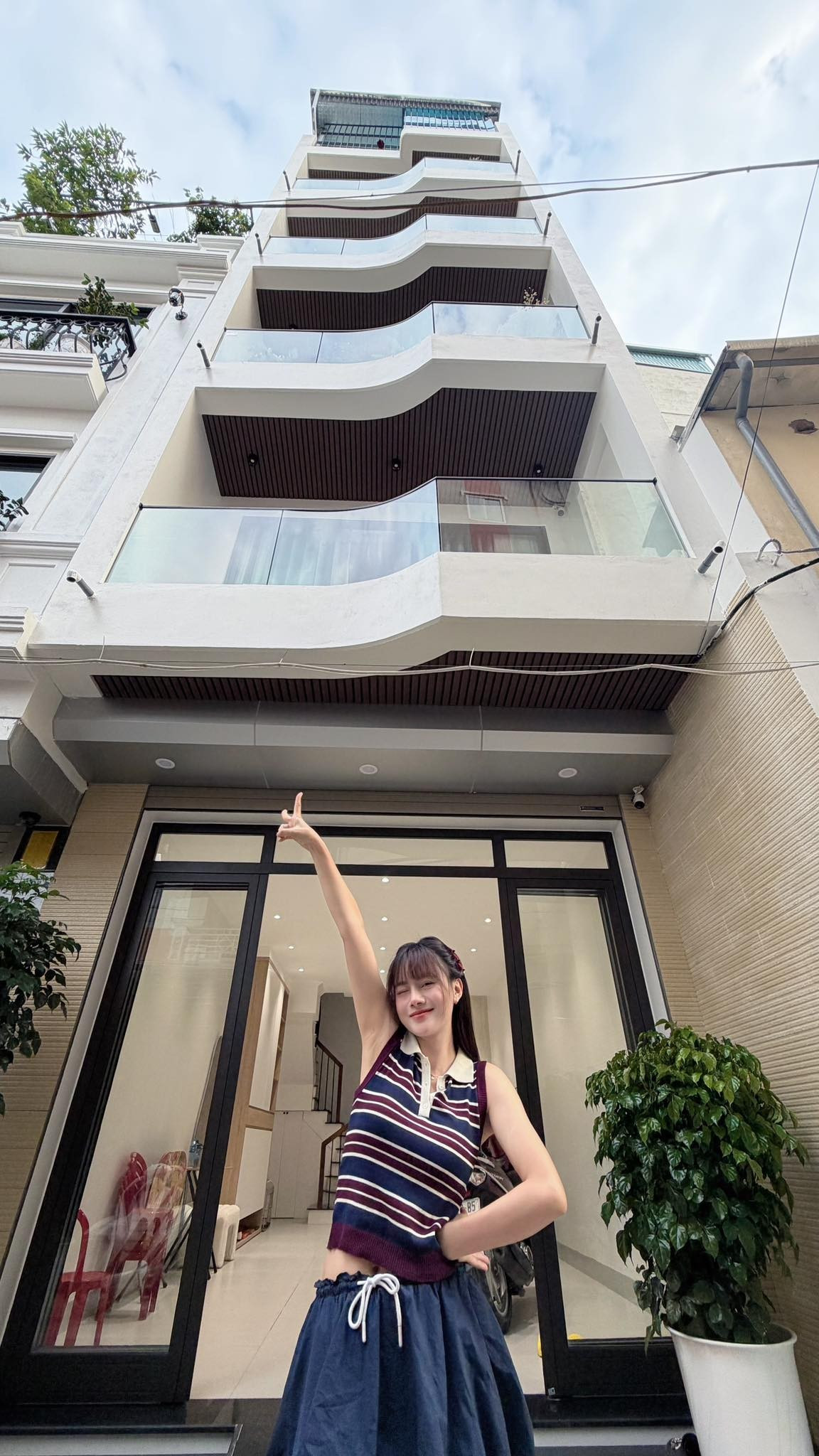 Hình ảnh căn nhà mà Tiểu Ngáo chia sẻ lập tức thu hút sự chú ý lớn từ cộng đồng mạng. Căn nhà có kiến trúc nhiều tầng, mặt tiền rộng rãi, thiết kế hiện đại với những ban công lượn sóng độc đáo, tạo nên vẻ ngoài sang trọng và thoáng đãng. (Ảnh: FBNV)