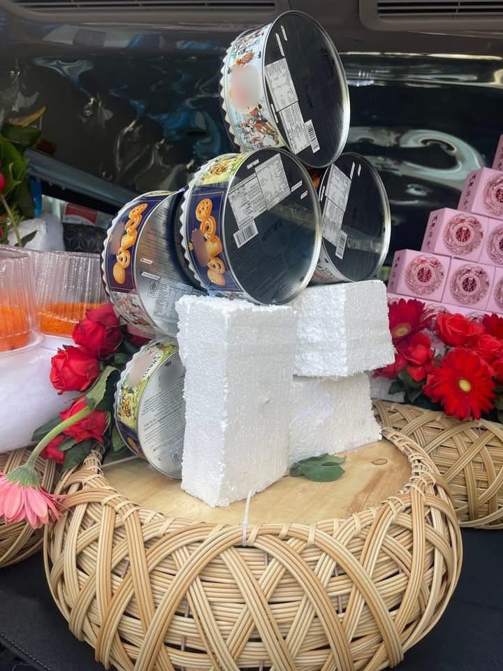 Những khối xốp trắng thô kệch được dùng làm đế lót nhưng không hề được che đậy hay trang trí lại. Thậm chí, chúng còn được cắt gọt nham nhở, đính kèm những chiếc tăm tre nhọn hoắt để cố định hoa quả.