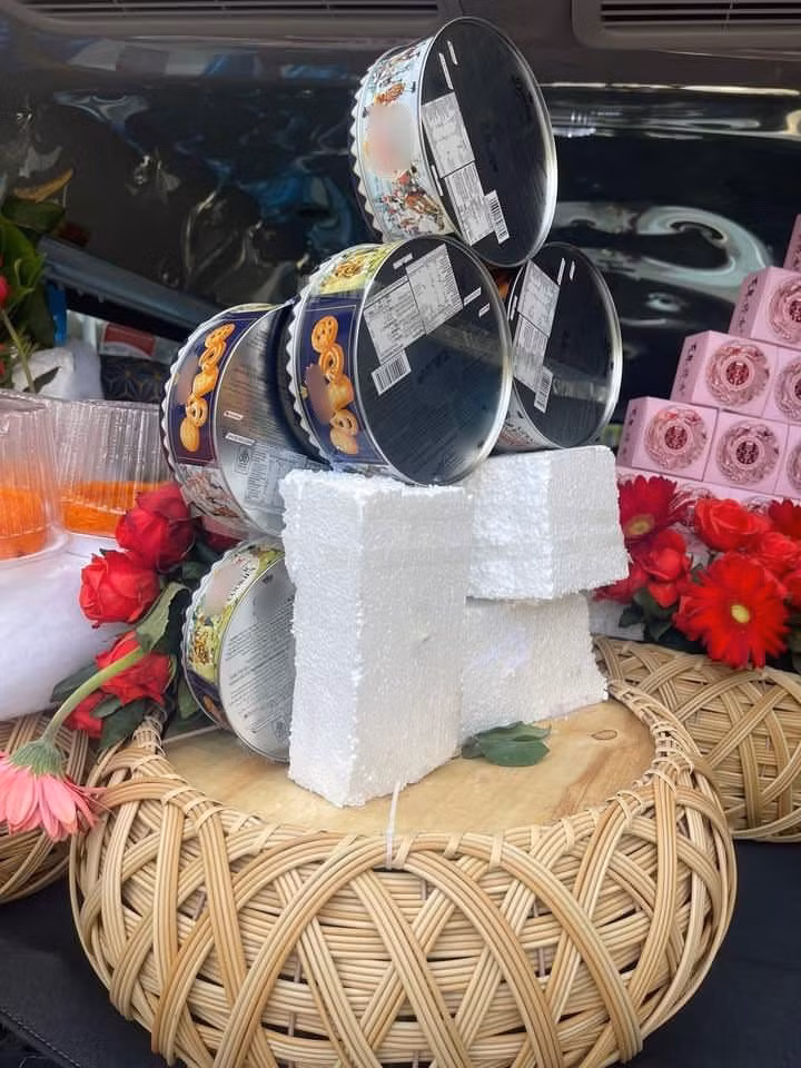 Những khối xốp trắng thô kệch được dùng làm đế lót nhưng không hề được che đậy hay trang trí lại. Thậm chí, chúng còn được cắt gọt nham nhở, đính kèm những chiếc tăm tre nhọn hoắt để cố định hoa quả.