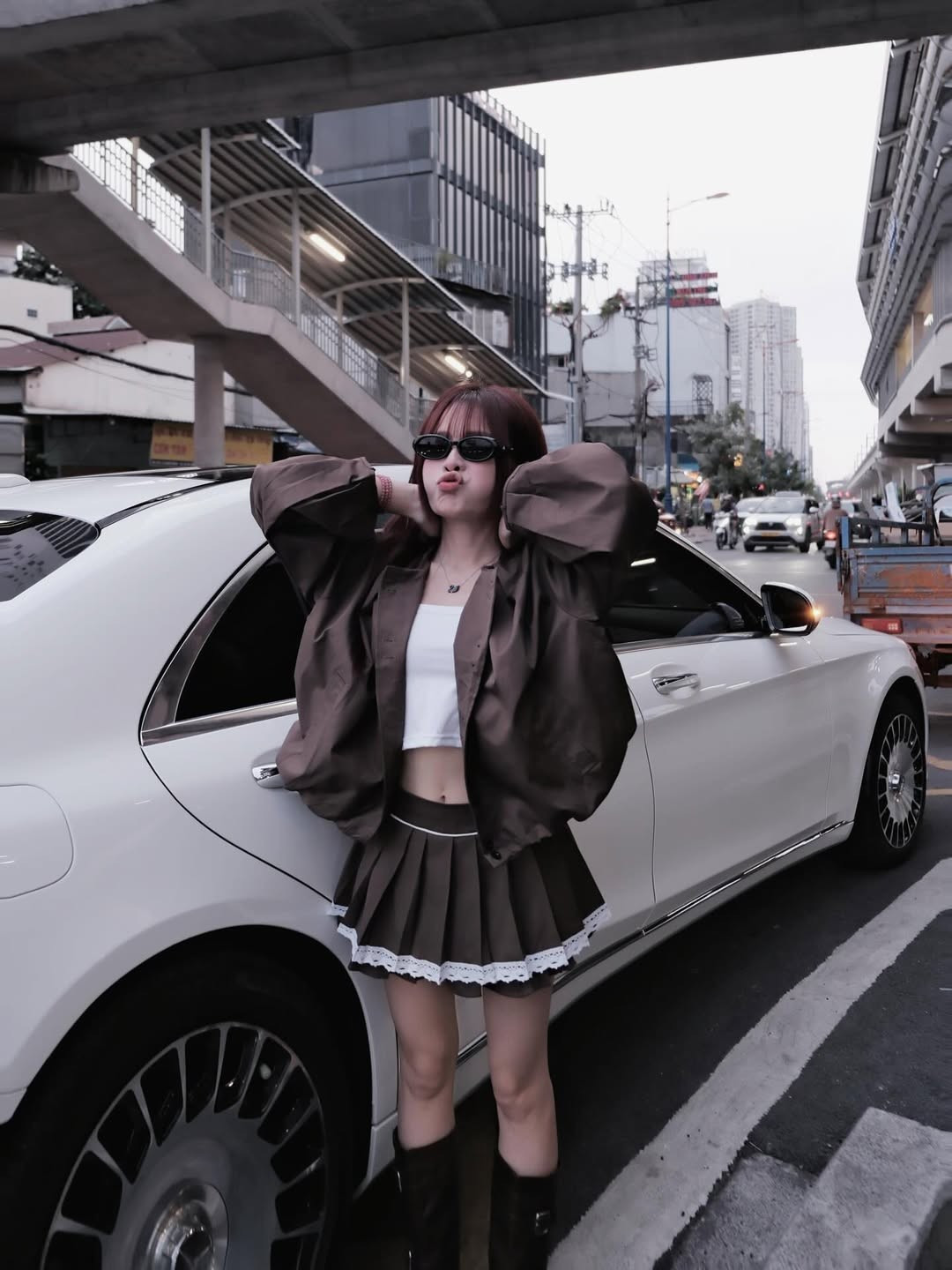 Dù là tạo dáng bên ngoài xe với thần thái cool ngầu, hay thư giãn trong khoang nội thất sang trọng, Ngọc Kem luôn toát lên vẻ tự tin, cuốn hút. (Ảnh: IGNV)