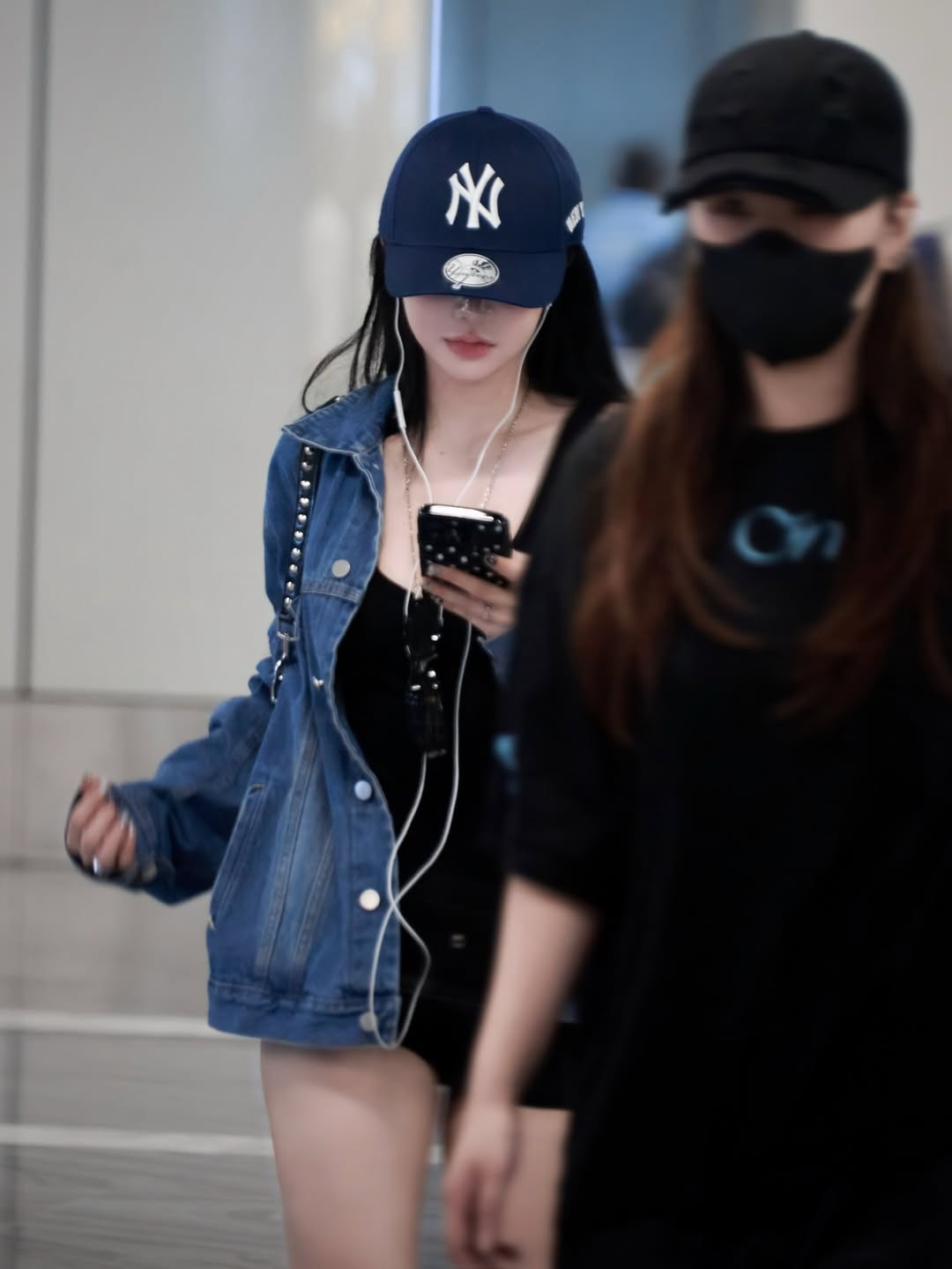 Ciin chọn item kinh điển là áo khoác denim oversized. Chiếc áo khoác khoác hờ vai, để lộ áo liền thân màu đen bên trong. Bộ đồ toát lên vẻ năng động, khỏe khoắn. (Ảnh: IGNV)