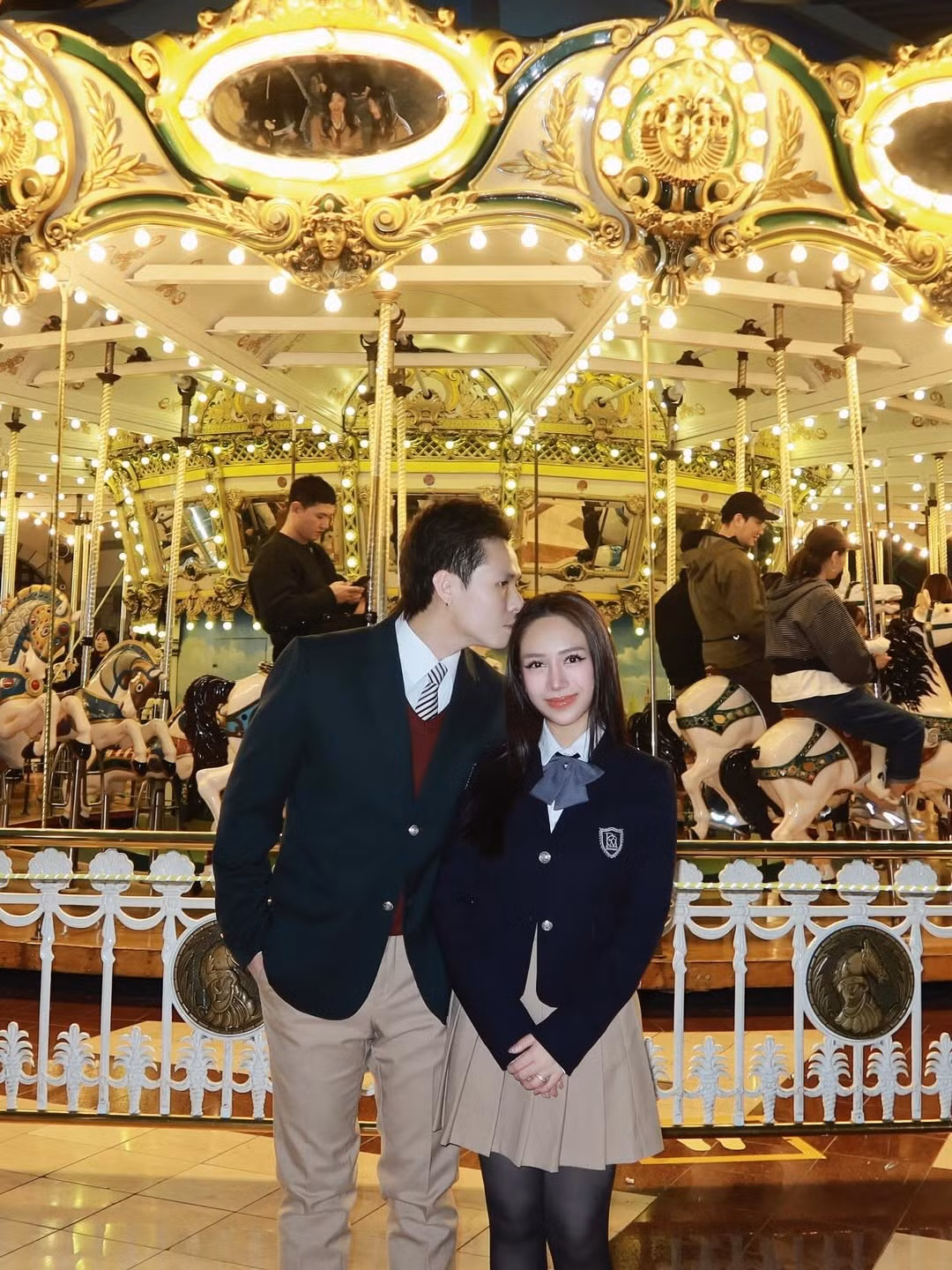 Không chỉ gây chú ý bởi nhan sắc, bộ ảnh còn khiến dân mạng "ăn cẩu lương" bởi những cử chỉ tình tứ của cặp đôi Joyce Phạm - Tâm Nguyễn. Cả hai cùng diện đồ đôi theo phong cách học đường, nắm tay và trao nhau những ánh nhìn ngọt ngào tại vòng quay ngựa gỗ và các khu vui chơi giải trí. (Ảnh: IGNV)