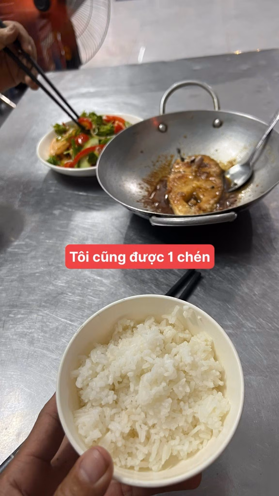 Sau khi đã no nê với bữa tối thịnh soạn, cuối cùng công đoạn chính cũng bắt đầu: "Ăn xong ra cắt".