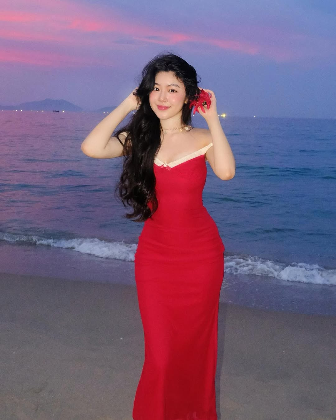 Lọ Lem à con gái đầu trong gia đình có 2 con gái của MC Quyền Linh và doanh nhân Dạ Thảo, em gái Hạt Dẻ cũng sở hữu nhan sắc không kém.