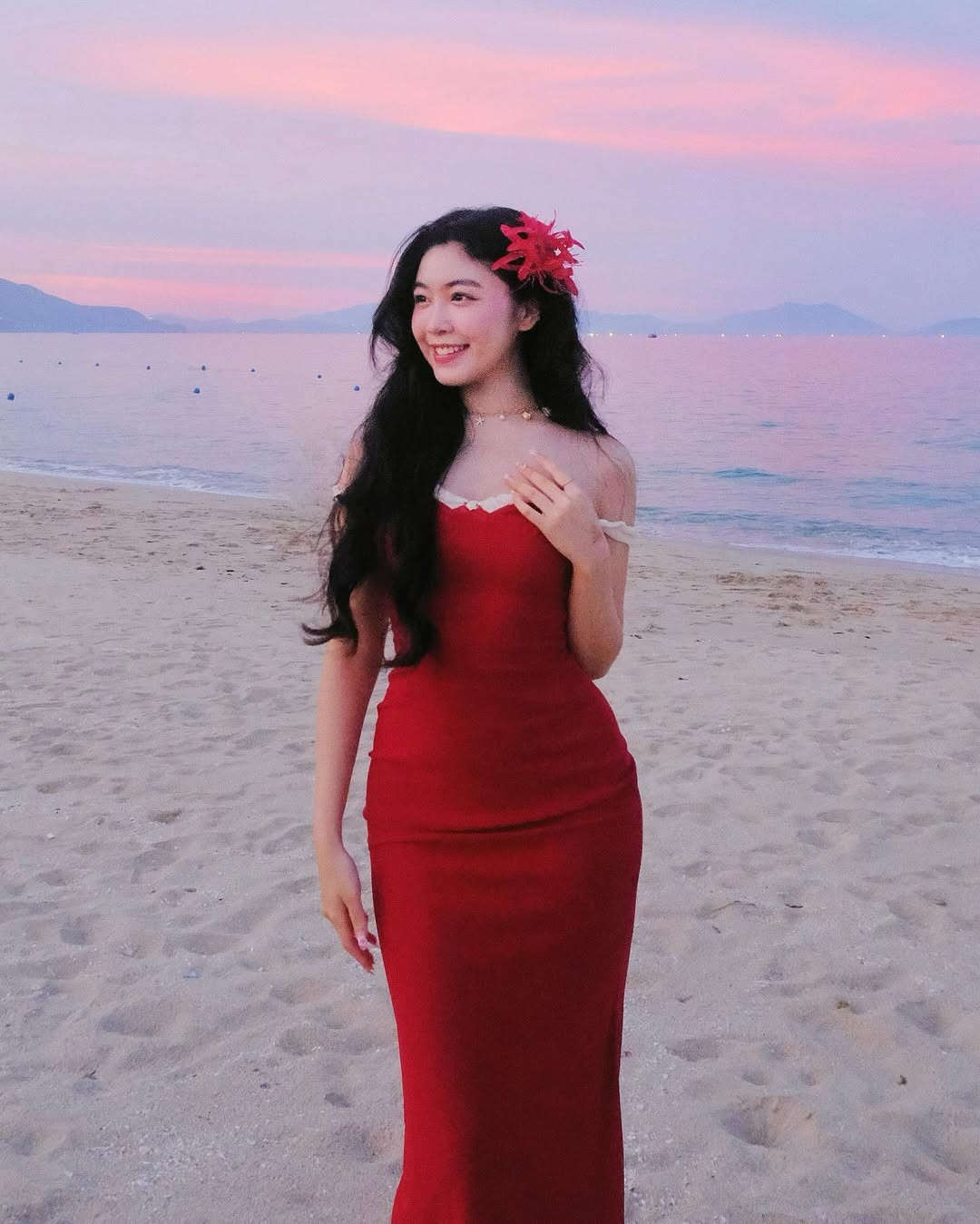 Lọ Lem được khen có ngoại hình sáng, nổi bật với chiều cao 1,7m ở tuổi 19, thậm chí nhiều người kỳ vọng cô sẽ bước chân vào giới hoạt động nghệ thuật, hoặc tham gia các cuộc thi hoa hậu để không "lãng phí" nhan sắc trời cho.