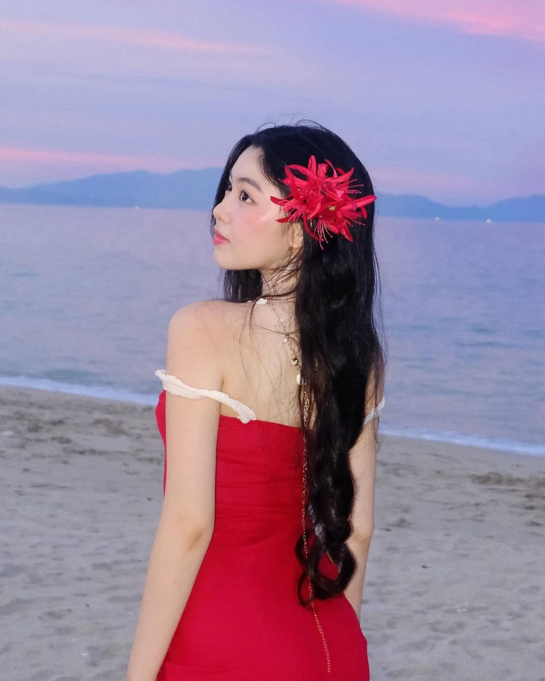 Với mái tóc dài uốn lọn sóng tự nhiên và nụ cười tỏa nắng, Lọ Lem thực sự tỏa sáng như một nàng tiên cá giữa khung cảnh biển cả thơ mộng.