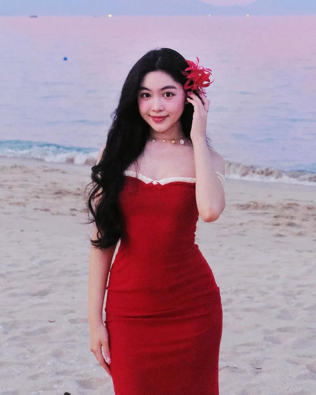 Ở tuổi 19, Lọ Lem ngày càng chứng minh sự trưởng thành trong phong cách thời trang cũng như thần thái.