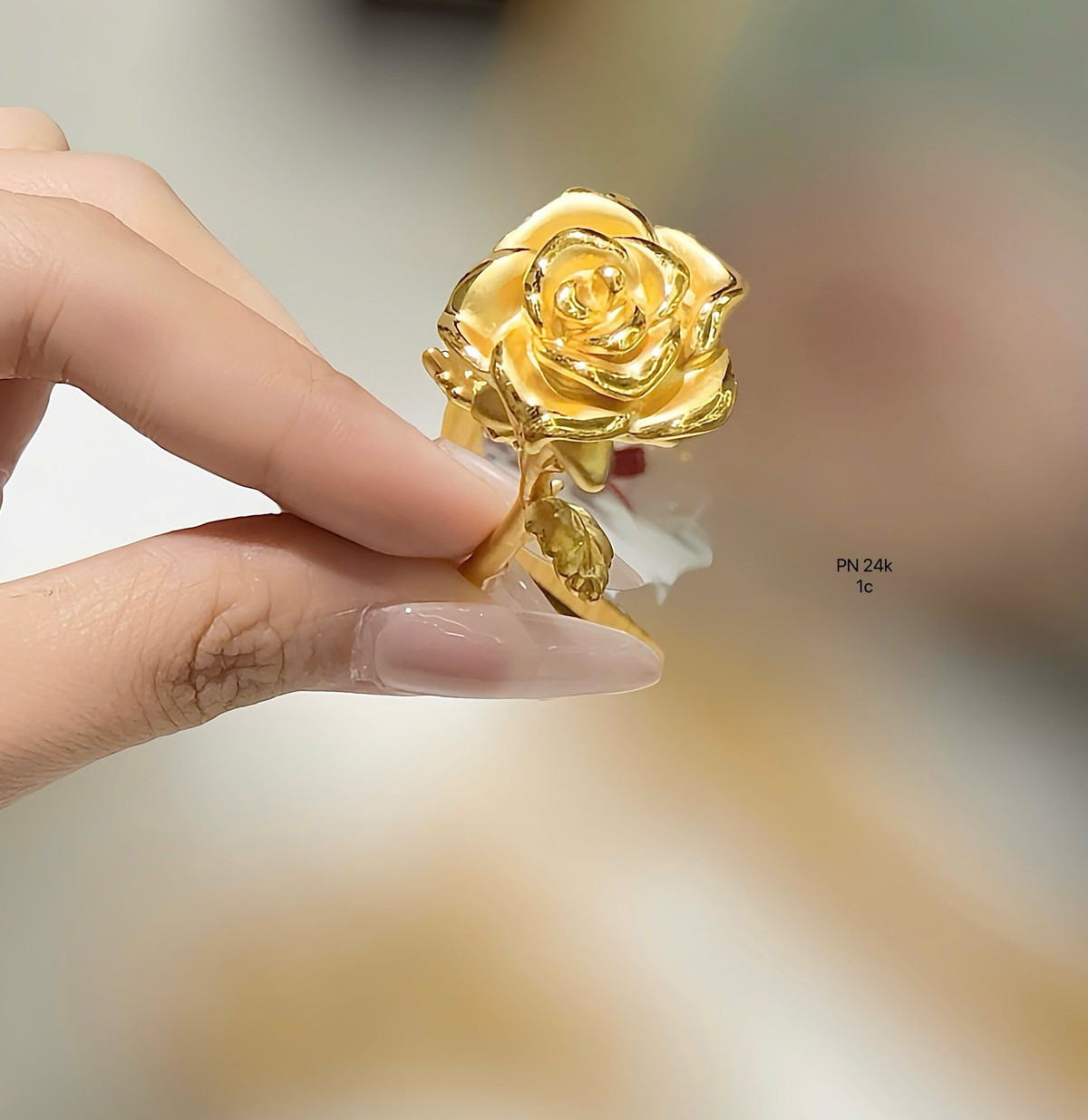 Đặc biệt, trong những ngày gần đây, khi giá vàng liên tục lập đỉnh, những sản phẩm "hoa vàng" càng trở nên đắt khách.