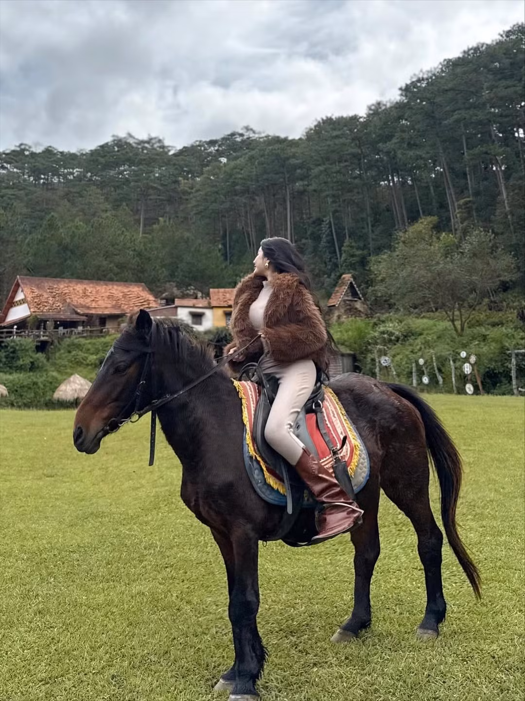 Chiếc bodysuit thun gân với tông màu tiệp da giúp tôn lên tối đa vòng eo "con kiến" nhỏ nhắn và thân hình săn chắc của người đẹp. (Ảnh: IGNV)