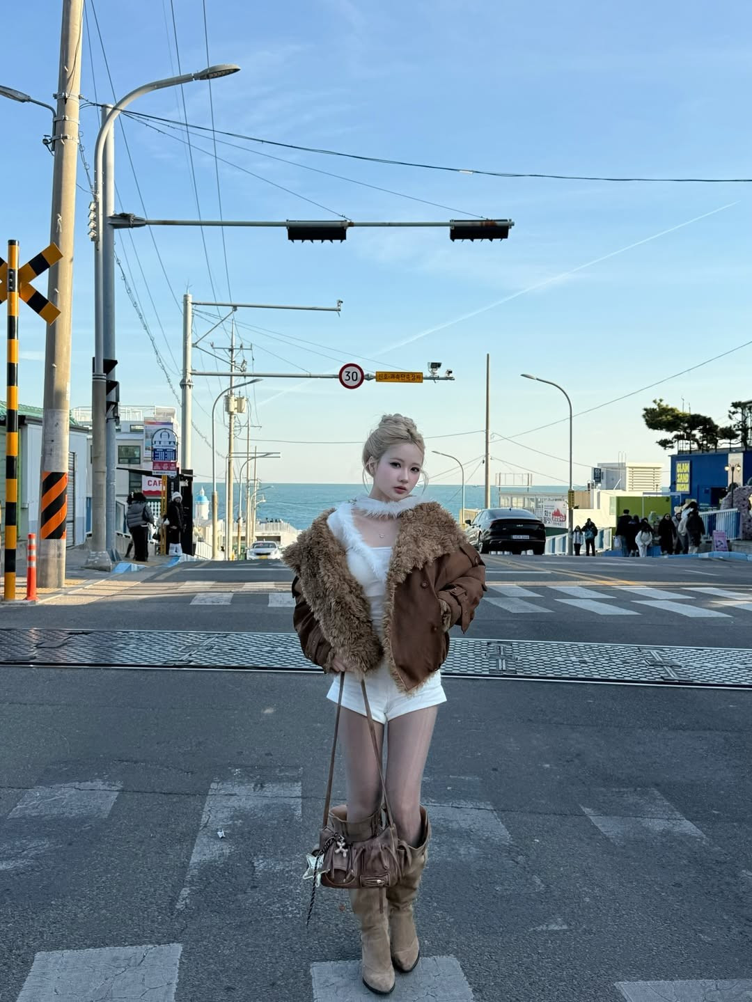 Cô nàng tận dụng tối đa ánh sáng tự nhiên và khung cảnh nên thơ của Busan để có những khung hình "sống ảo" chất lượng. (Ảnh: IGNV)