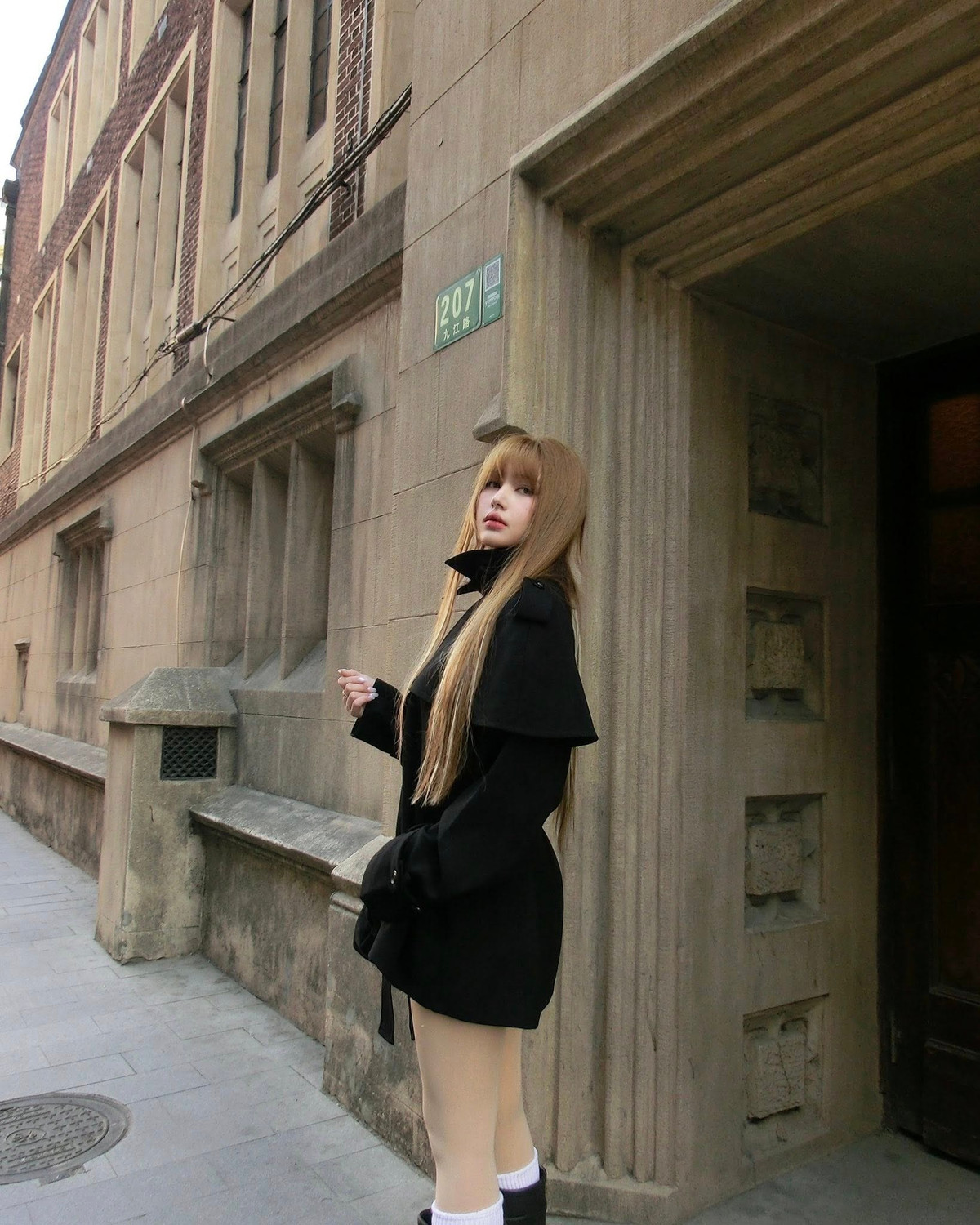 Khác với hình ảnh ngọt ngào thường thấy, Xoài Non trong chuyến đi này lựa chọn phong cách all-black cực kỳ thời thượng. Cô nàng khéo léo kết hợp áo khoác dạ dáng dài cùng các item ôm sát, vừa giữ ấm vừa tôn lên vóc dáng mảnh mai. (Ảnh: IGNV)