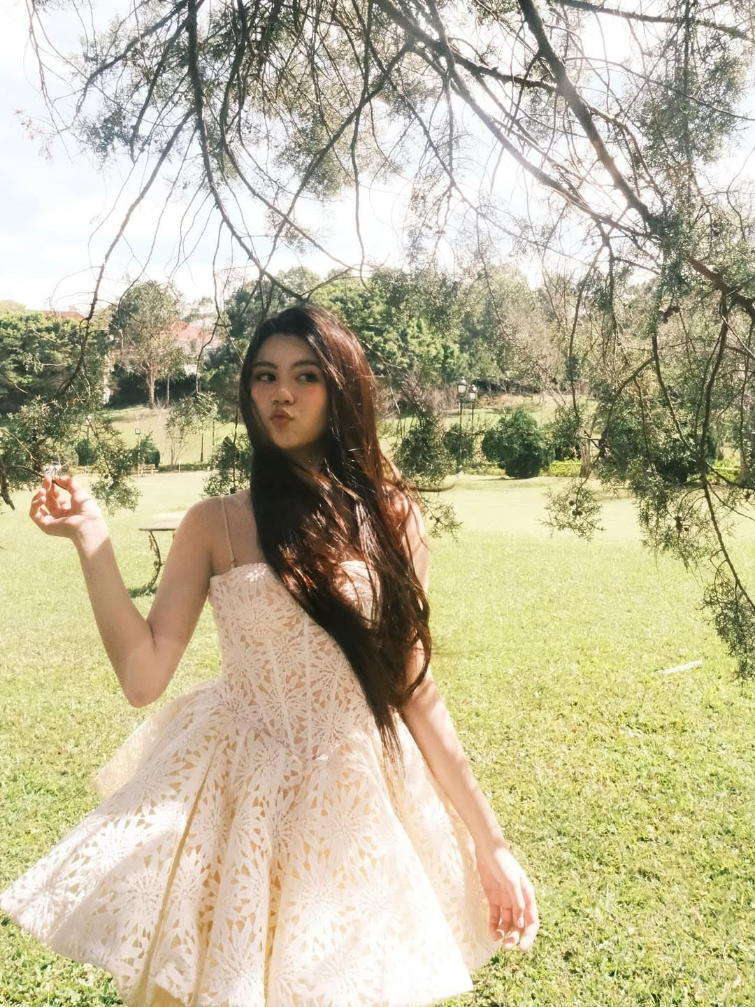 Trong bộ váy ren trắng bồng bềnh như một nàng công chúa bước ra từ truyện cổ tích, Hạt Dẻ lúc thì e ấp, lúc lại rạng rỡ, đầy sức sống. (Ảnh: IGNV)