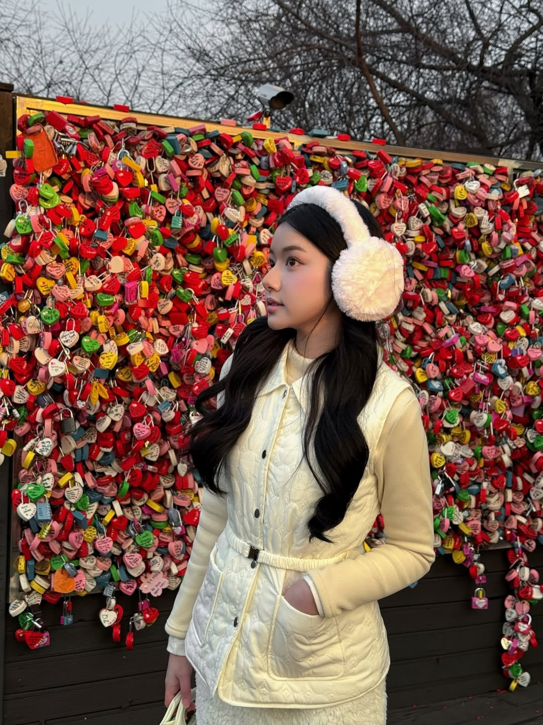 Gam màu trắng kem không chỉ tôn lên làn da phát sáng mà còn giúp cô nàng trông vô cùng nổi bật giữa khung cảnh mùa đông trầm mặc của Seoul. (Ảnh: IGNV)