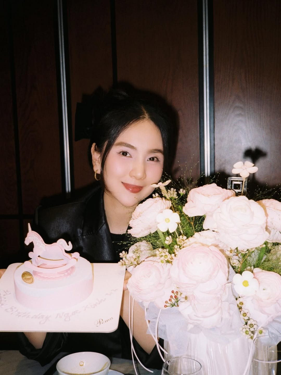 Sau sinh kết hôn và sinh con, MC Mai Ngọc đang tận hưởng cuộc sống đầy tích cực. Mới đây, "người đẹp thời tiết" đã khiến người hâm mộ không khỏi trầm trồ khi chia sẻ những khoảnh khắc hạnh phúc trong bữa tiệc sinh nhật chào đón tuổi 36 bên bạn bè thân thiết. (Ảnh: IGNV)